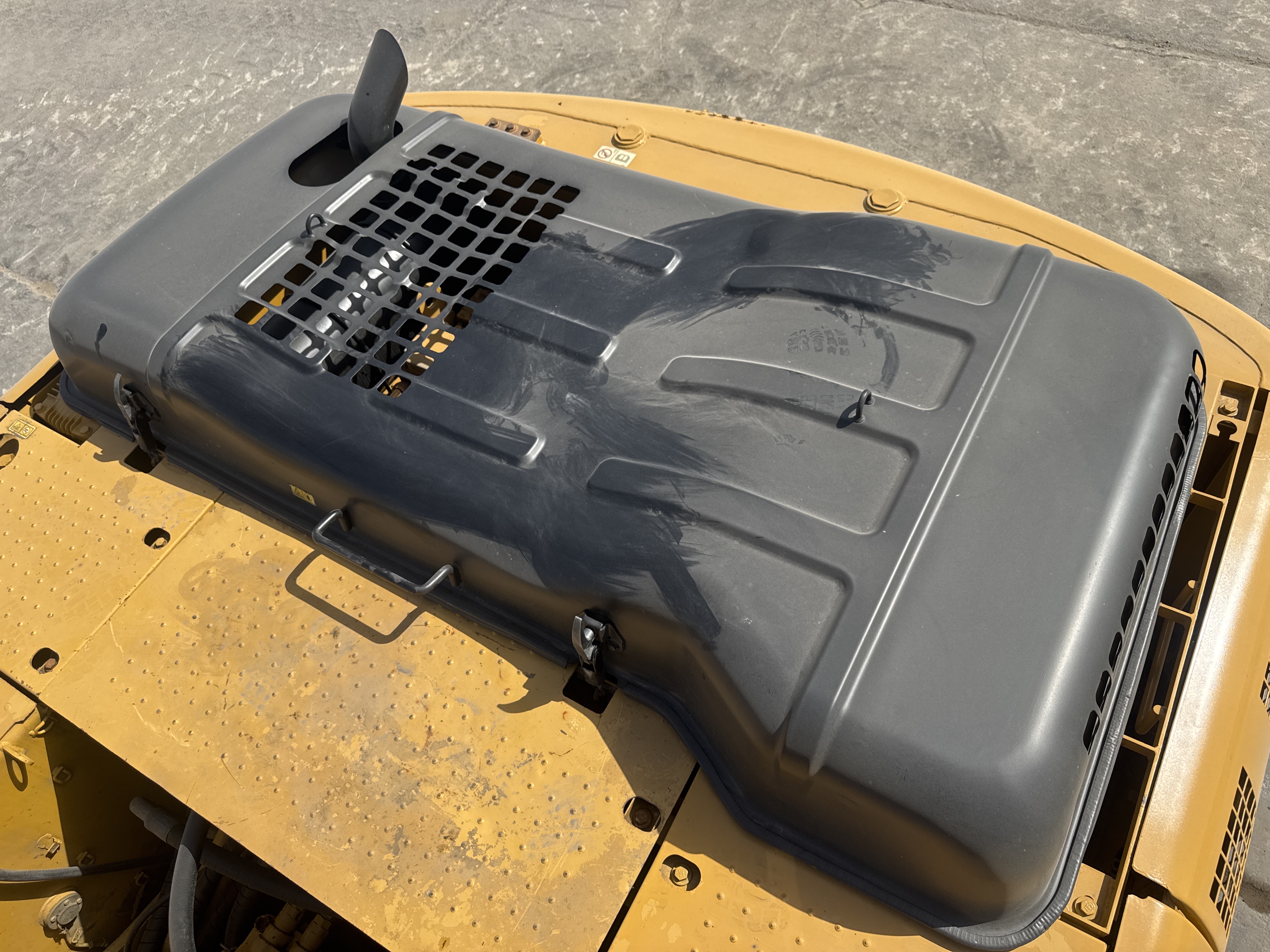 MDX-011-Cat-323D3-Medium-excavators-inspection-Structure-Sheet-metal-(fiberglass)-2
