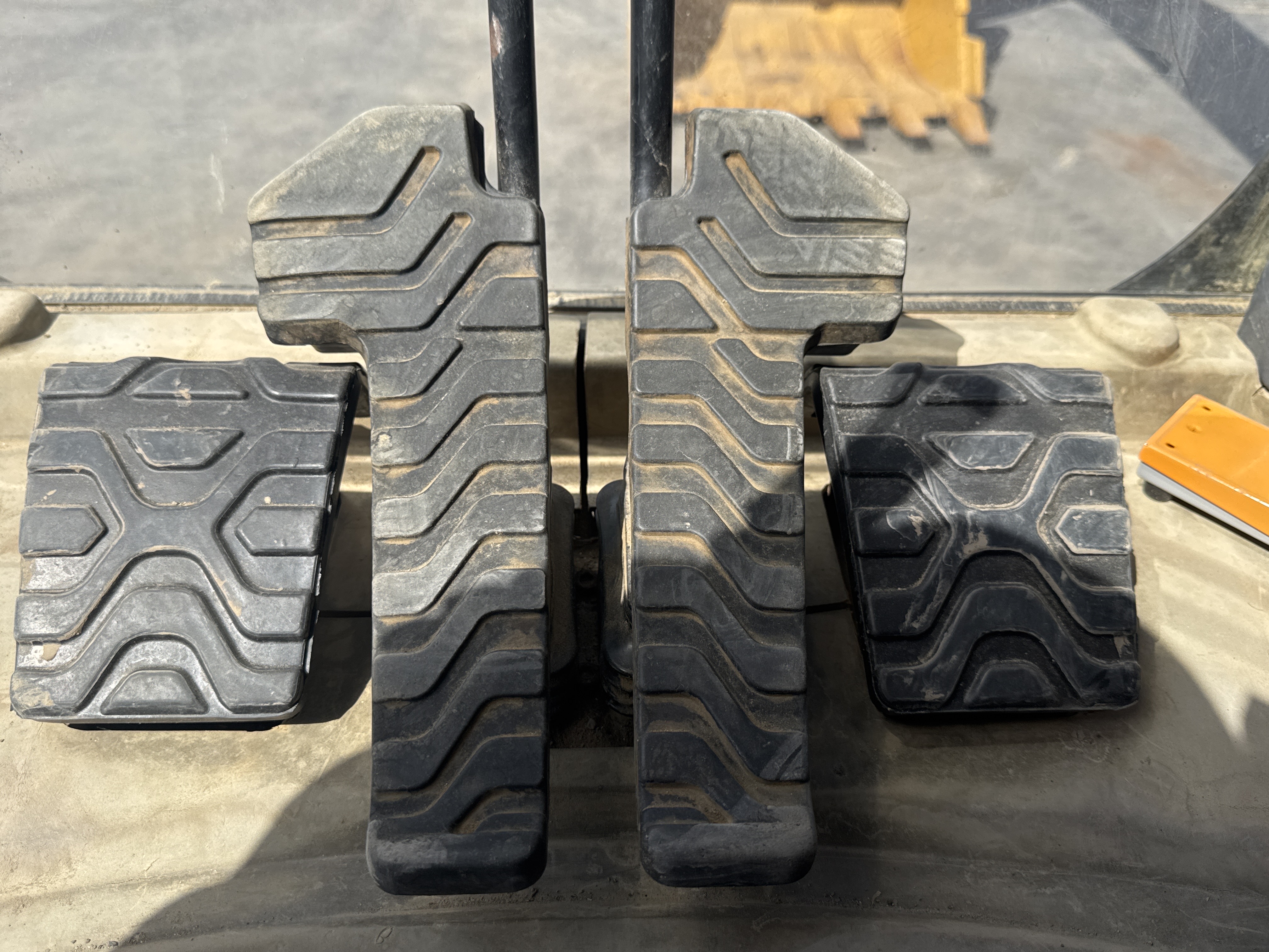 MDX-011-Cat-323D3-Medium-excavators-inspection-Cabin-Pedals-1