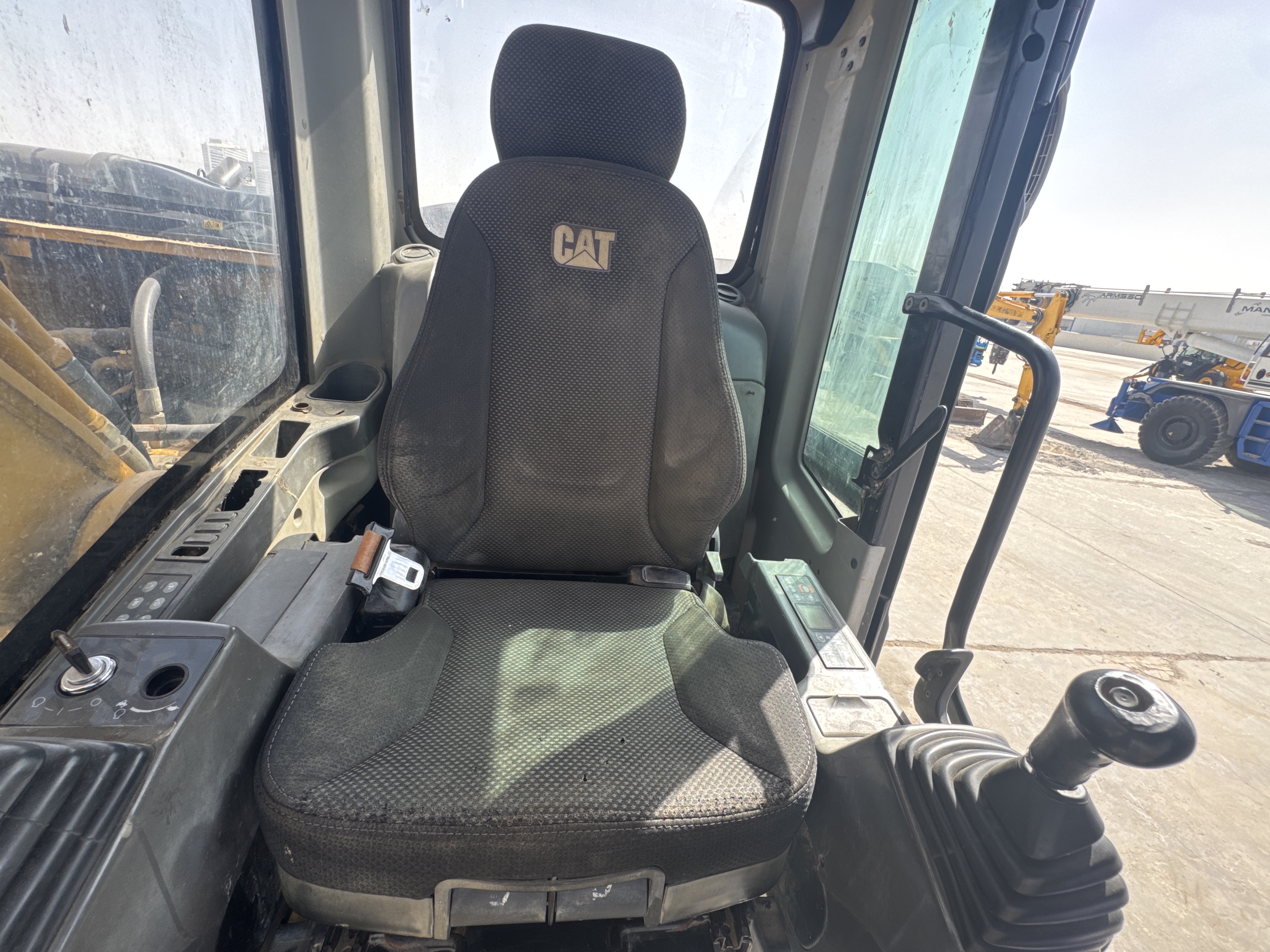 MDX-011-Cat-323D3-Medium-excavators-inspection-Cabin-Seats/armrests-2