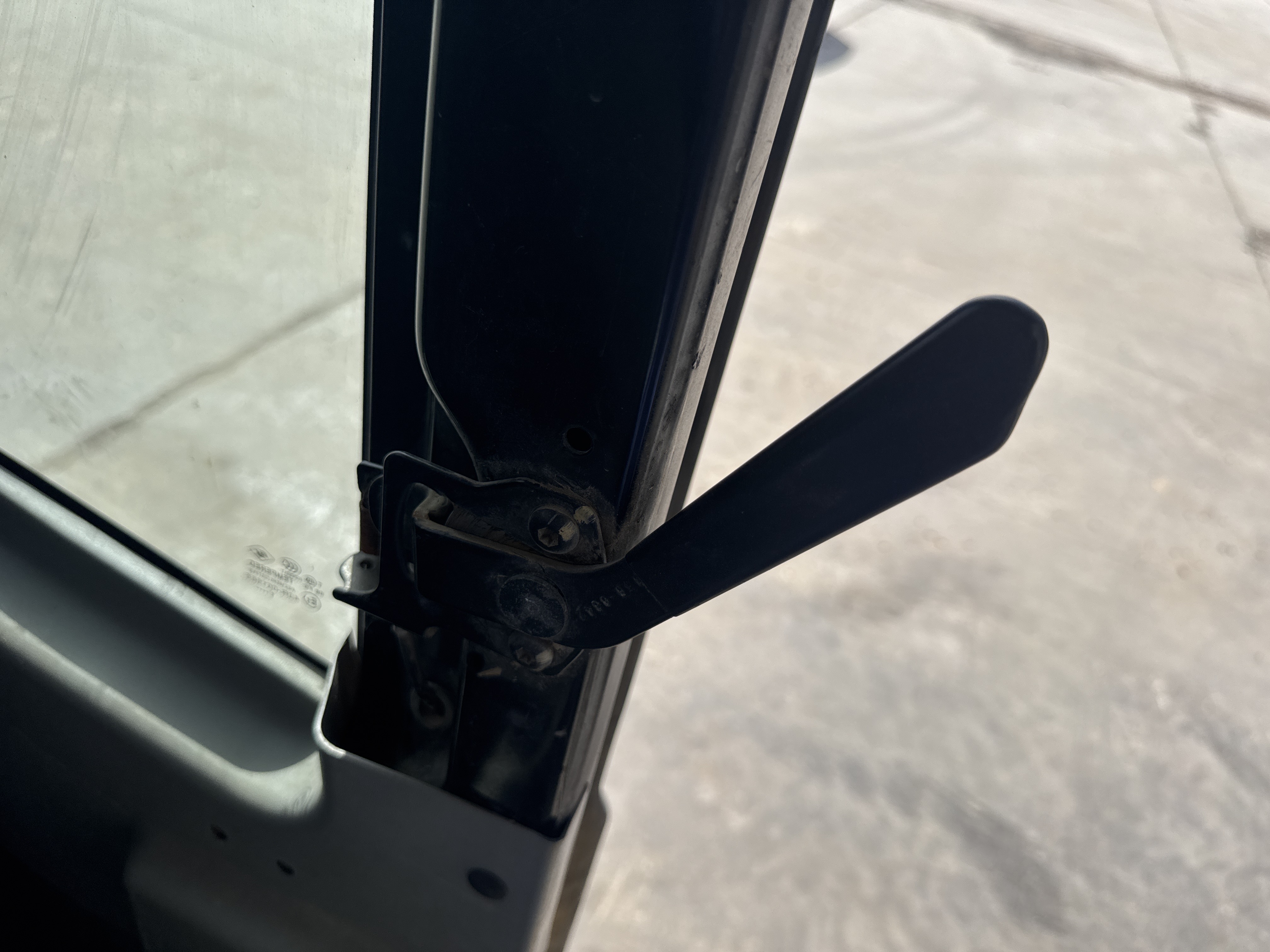 MDX-011-Cat-323D3-Medium-excavators-inspection-Cabin-Door-handles-2
