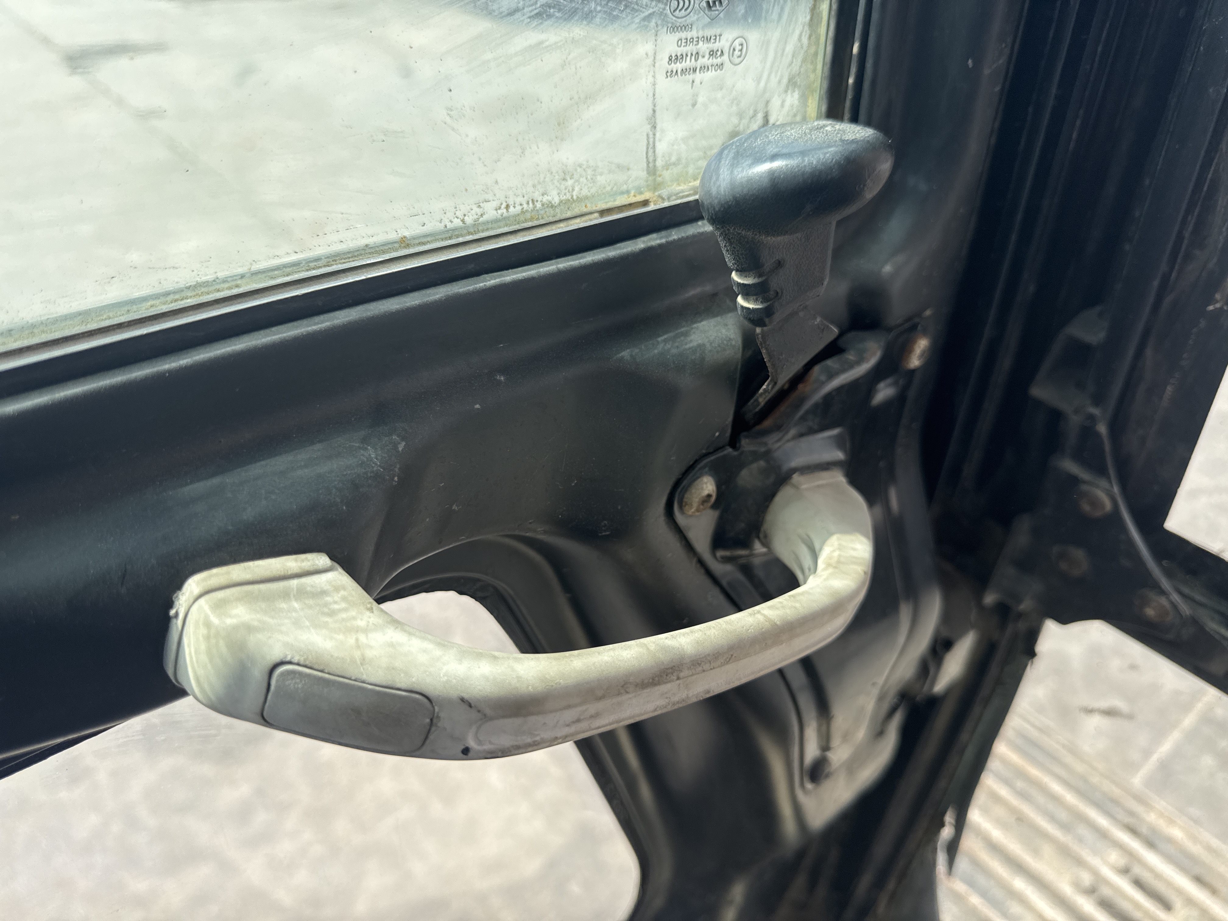 MDX-011-Cat-323D3-Medium-excavators-inspection-Cabin-Door-handles-2