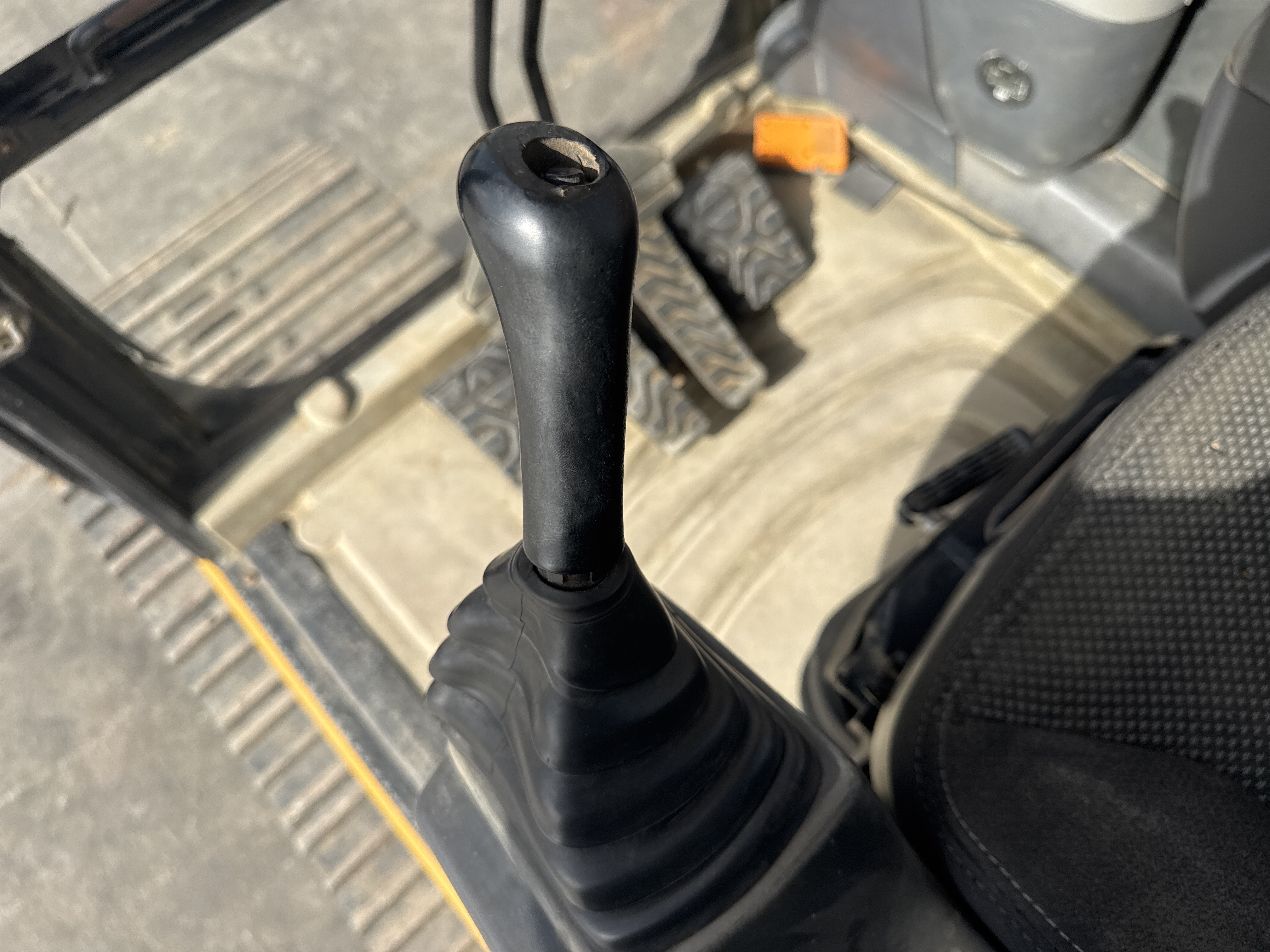 MDX-011-Cat-323D3-Medium-excavators-inspection-Cabin-Joysticks-2