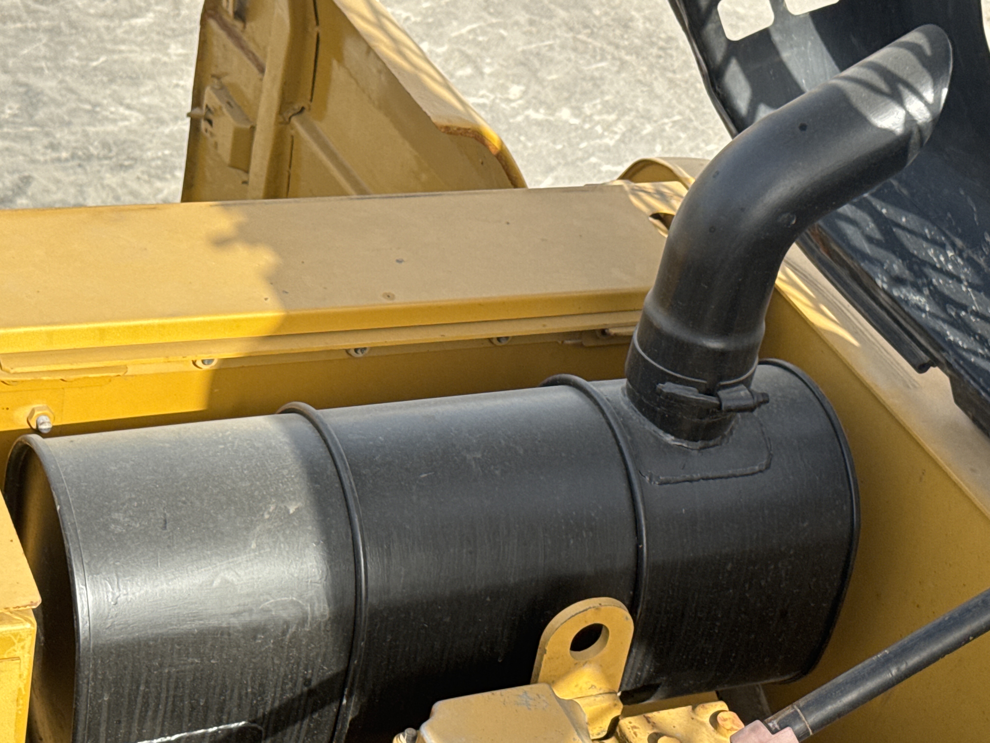MDX-011-Cat-323D3-Medium-excavators-inspection-Engine-Exhaust-system-2