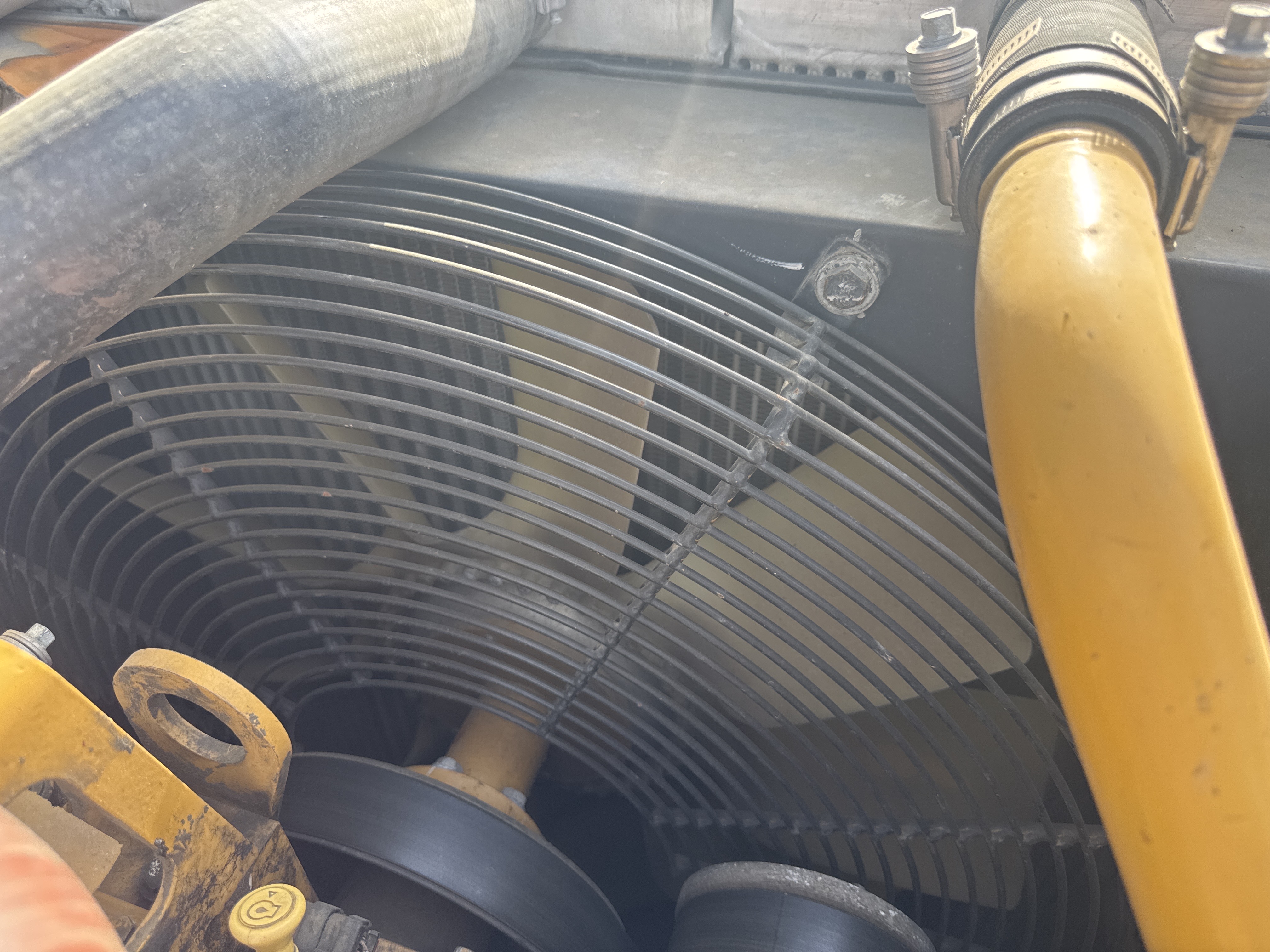 MDX-011-Cat-323D3-Medium-excavators-inspection-Engine-Cooling-fan-and-fan-guard-2