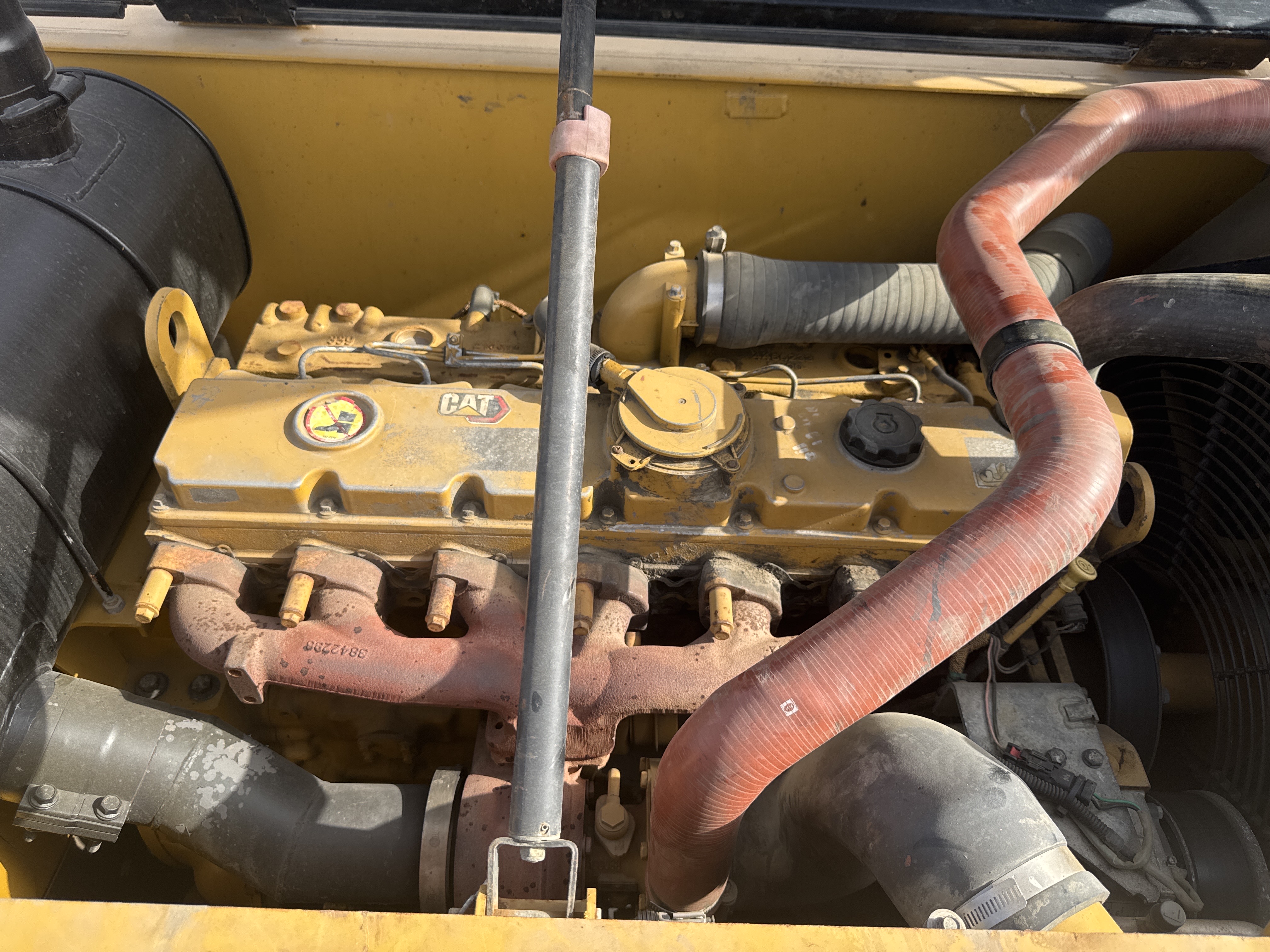 MDX-011-Cat-323D3-Medium-excavators-inspection-Engine-Engine-oil-leaks-2
