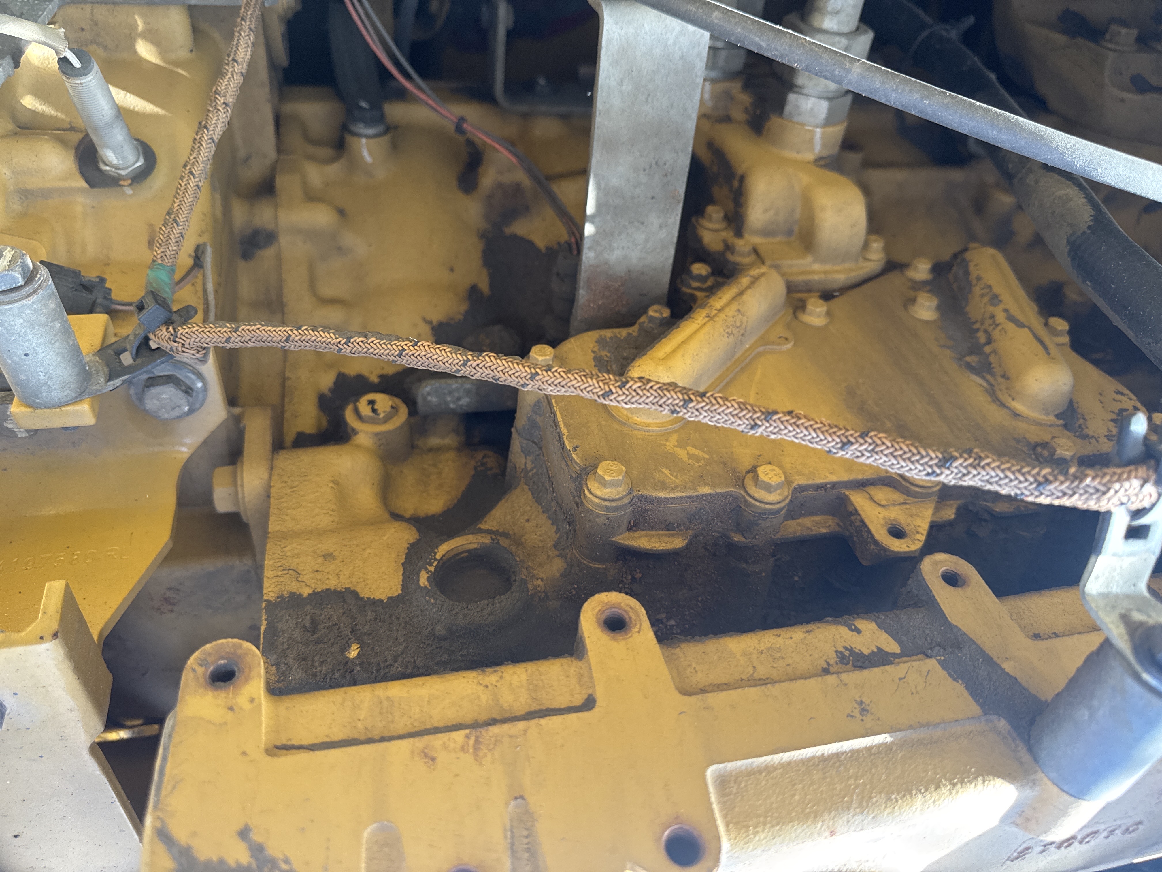 MDX-011-Cat-323D3-Medium-excavators-inspection-Engine-Engine-oil-leaks-2