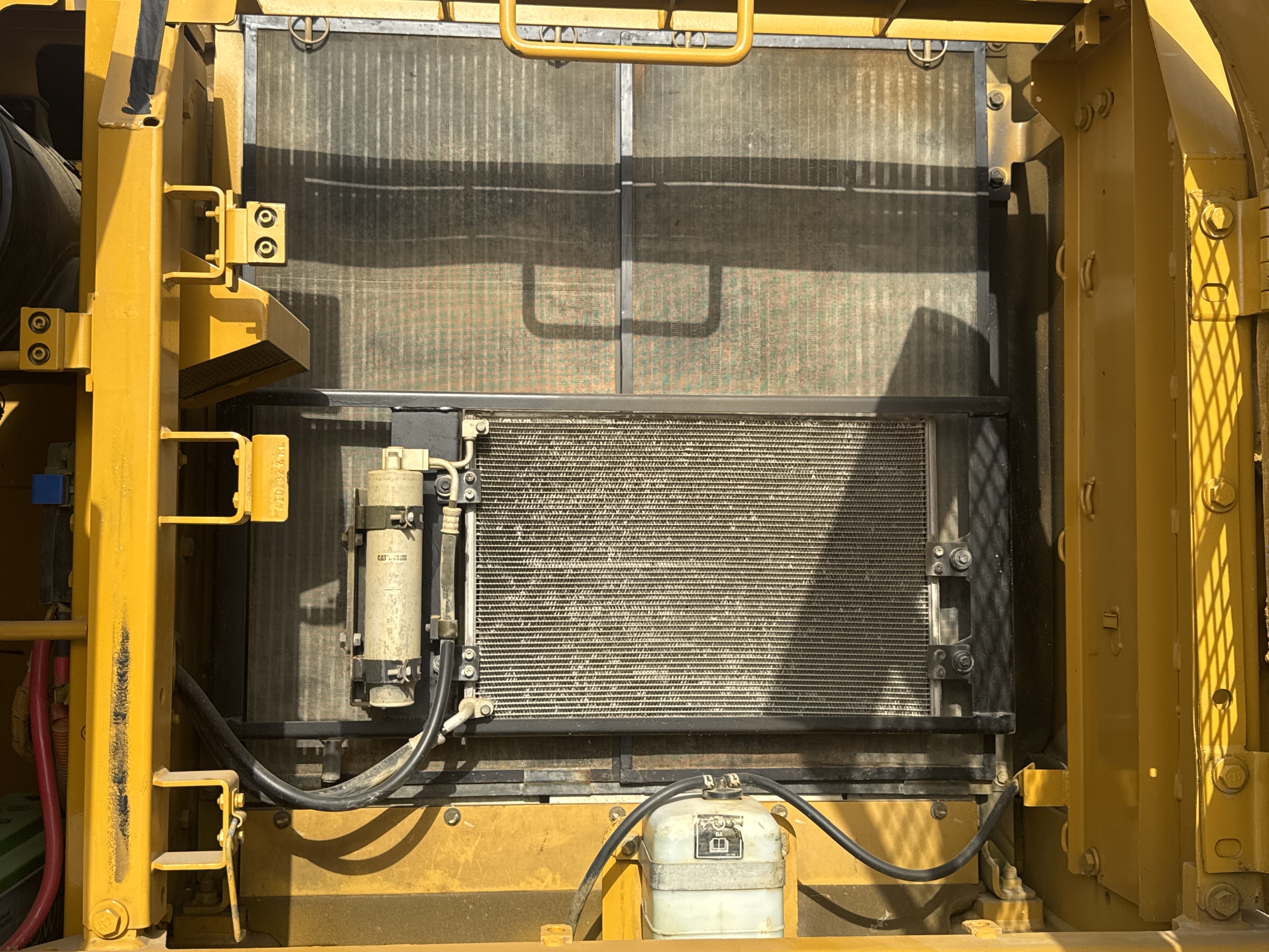 MDX-011-Cat-323D3-Medium-excavators-inspection-Engine-Radiator,-condenser,-intercooler,-hydraulic-cooler-2