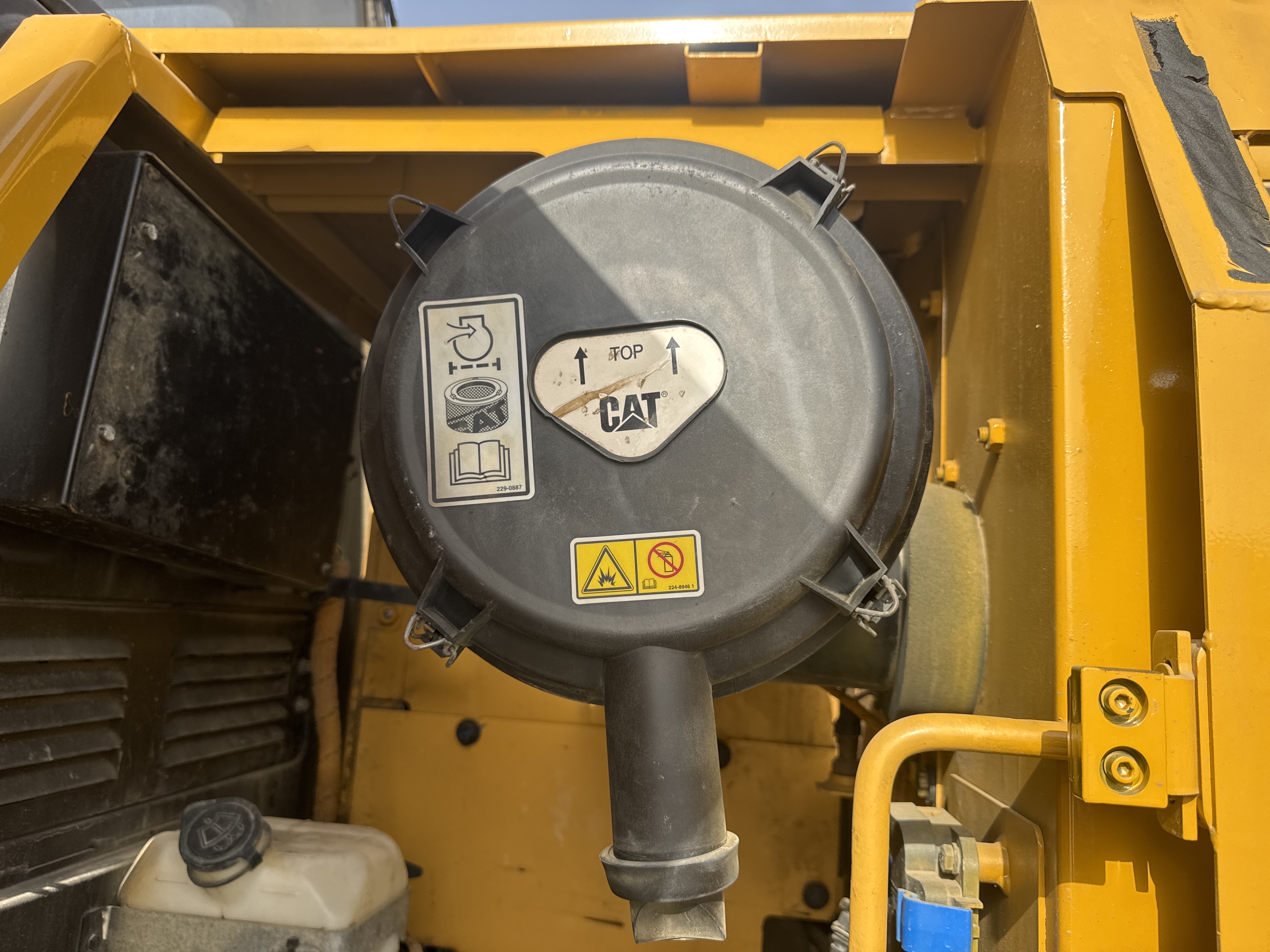 MDX-011-Cat-323D3-Medium-excavators-inspection-Engine-Air-intake-system-2