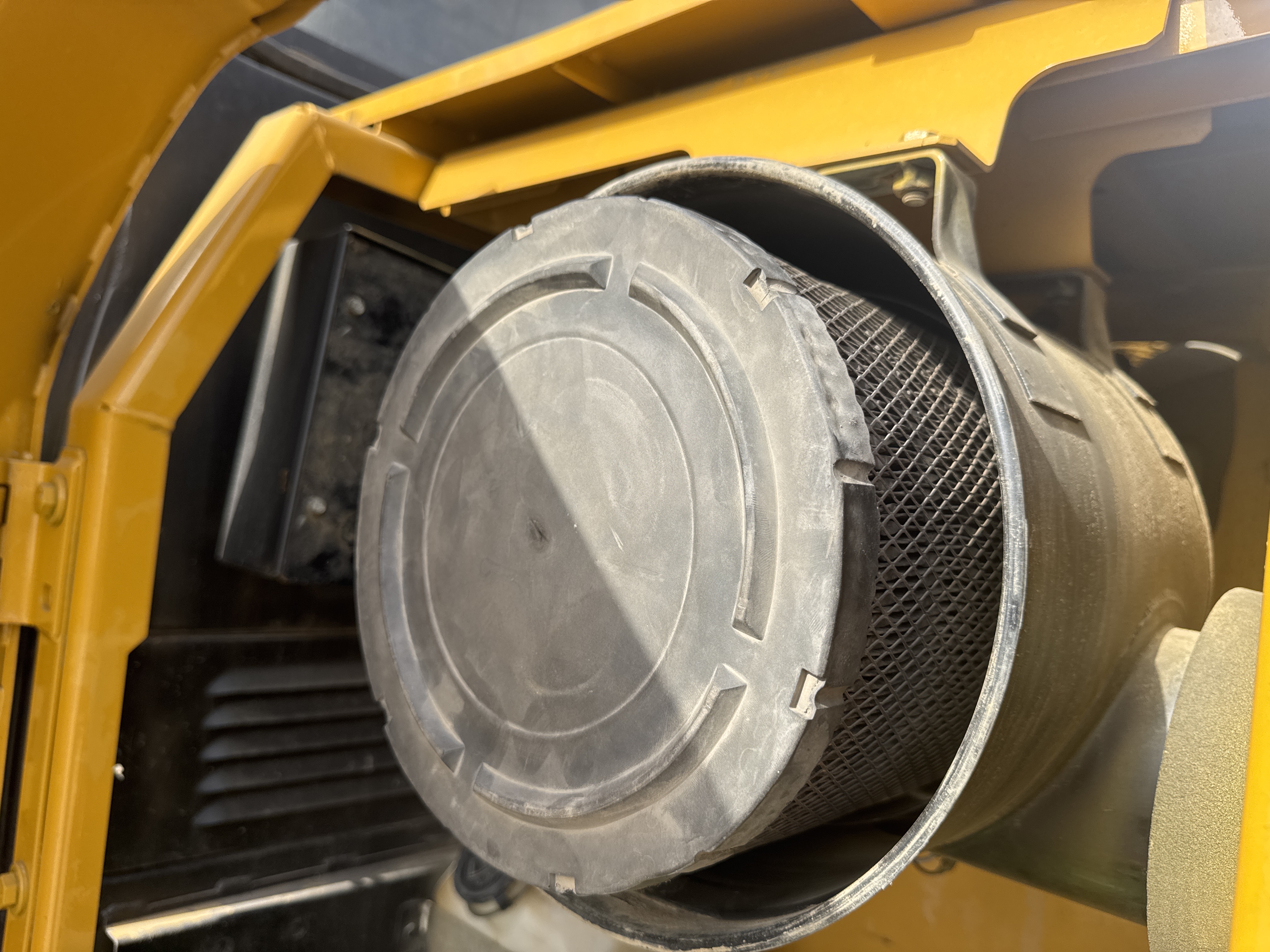 MDX-011-Cat-323D3-Medium-excavators-inspection-Engine-Air-intake-system-2