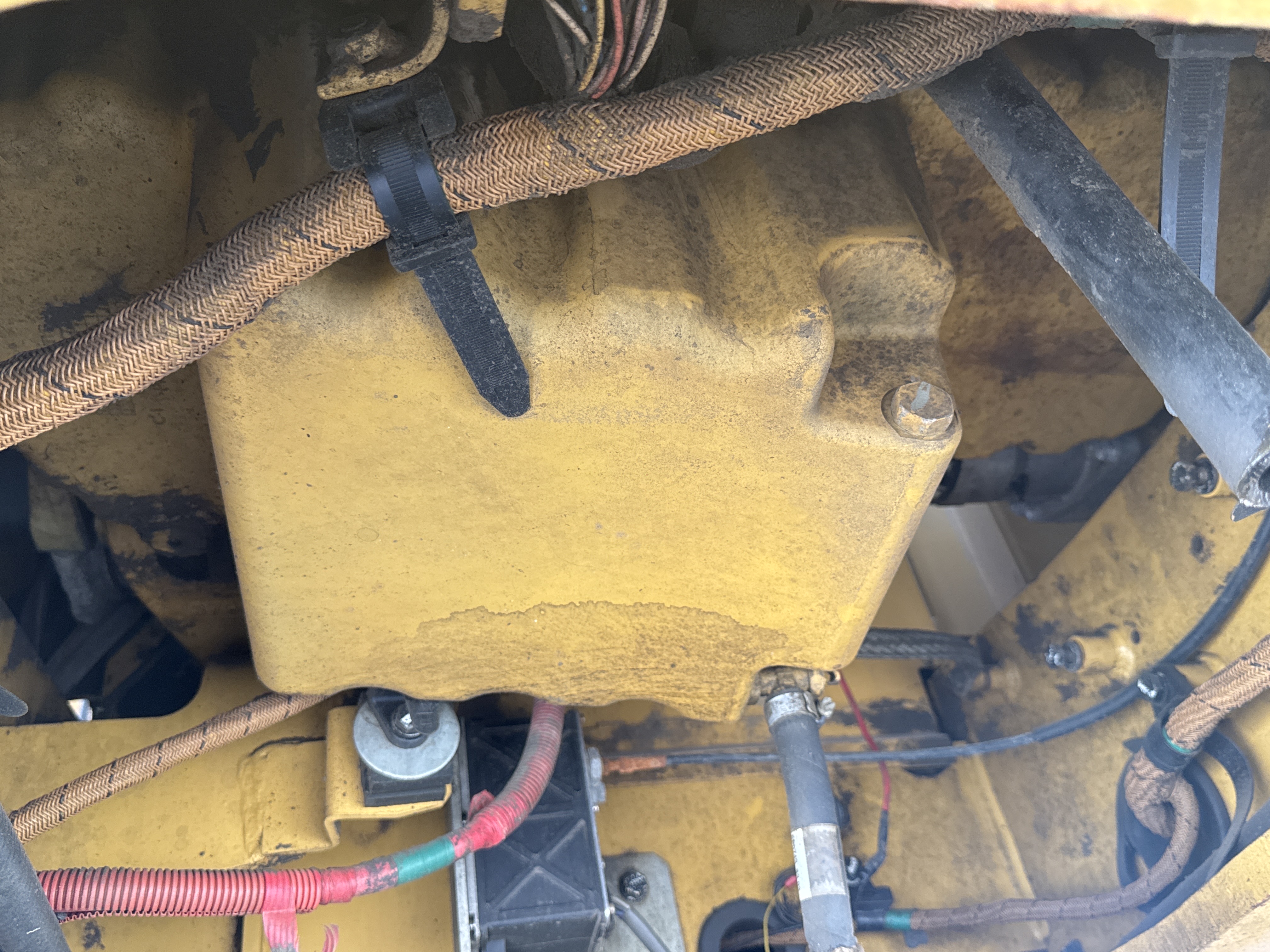 MDX-011-Cat-323D3-Medium-excavators-inspection-Engine-Engine-oil-leaks-3