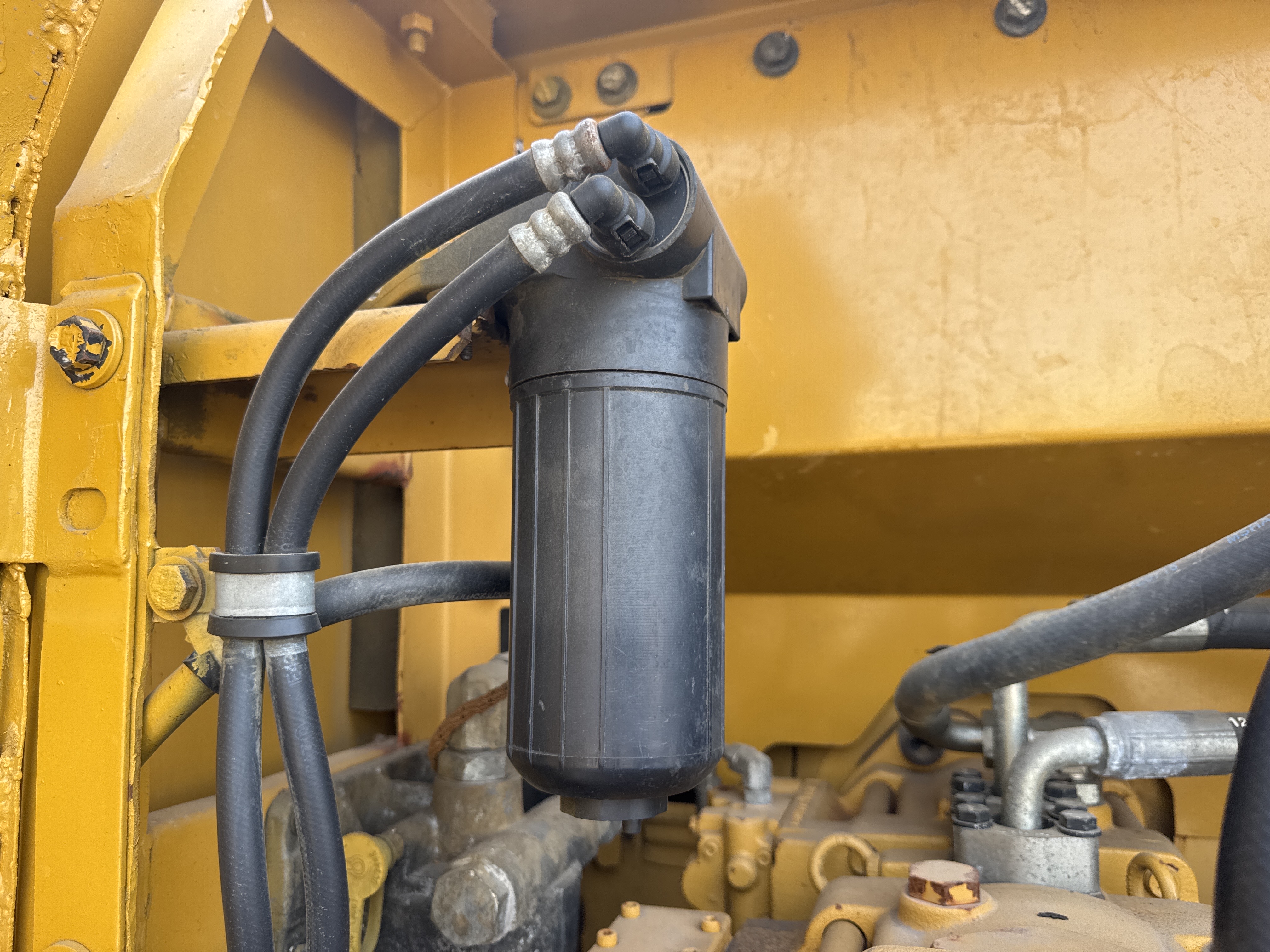 MDX-011-Cat-323D3-Medium-excavators-inspection-Engine-Fuel-leaks-2