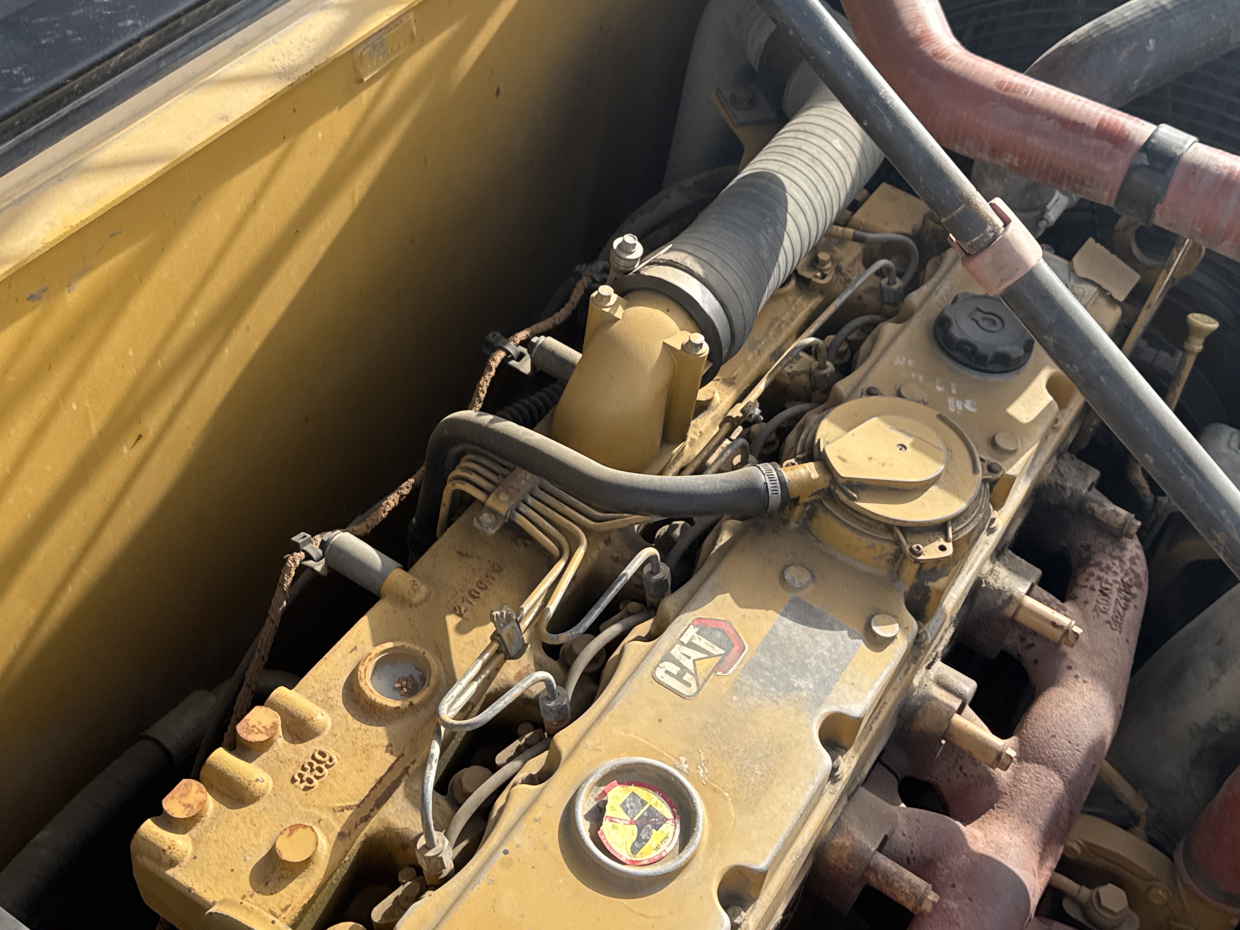MDX-011-Cat-323D3-Medium-excavators-inspection-Engine-Fuel-leaks-2