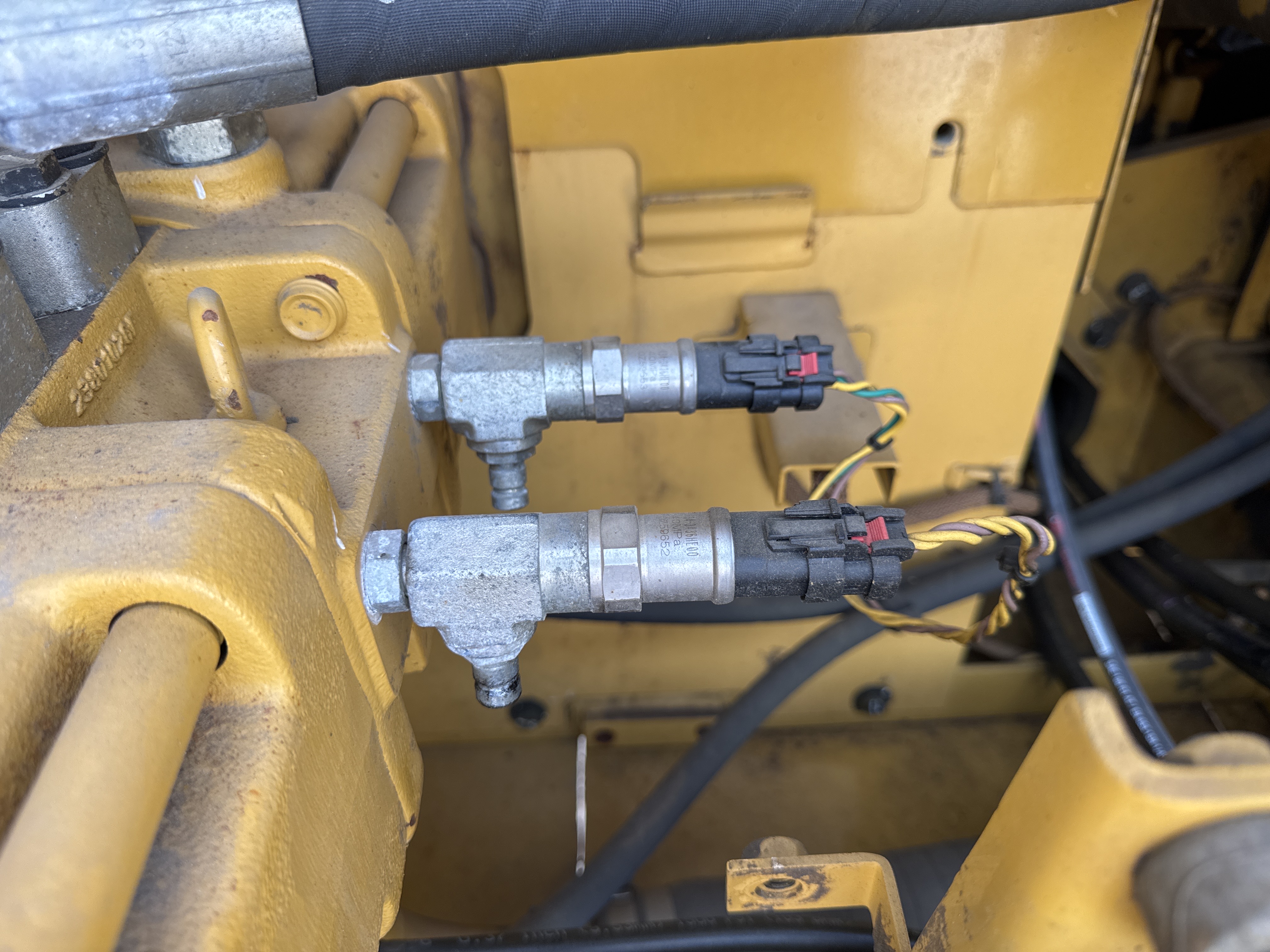 MDX-011-Cat-323D3-Medium-excavators-inspection-Hydraulics-Wiring-harness-2