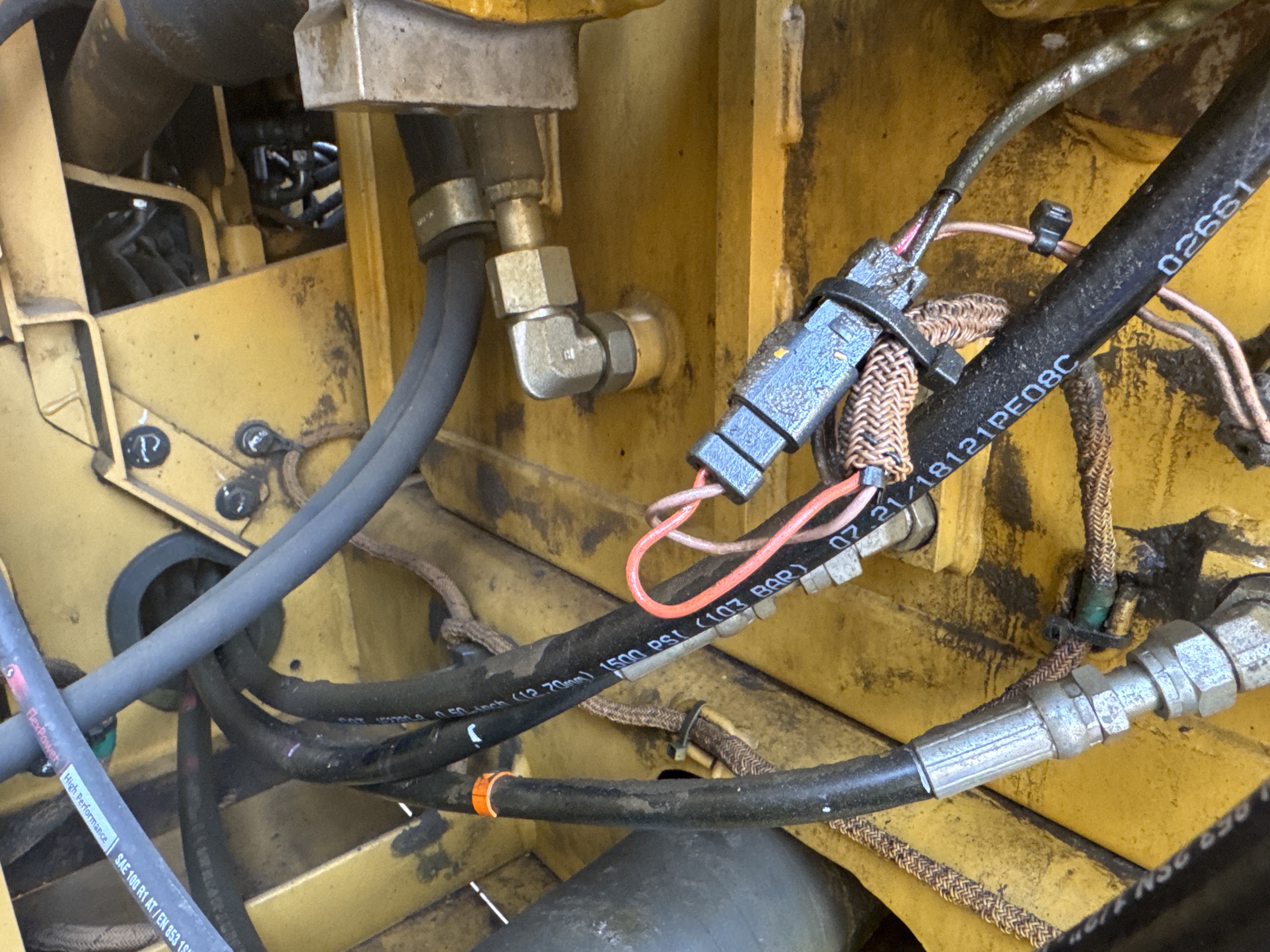 MDX-011-Cat-323D3-Medium-excavators-inspection-Hydraulics-Wiring-harness-2
