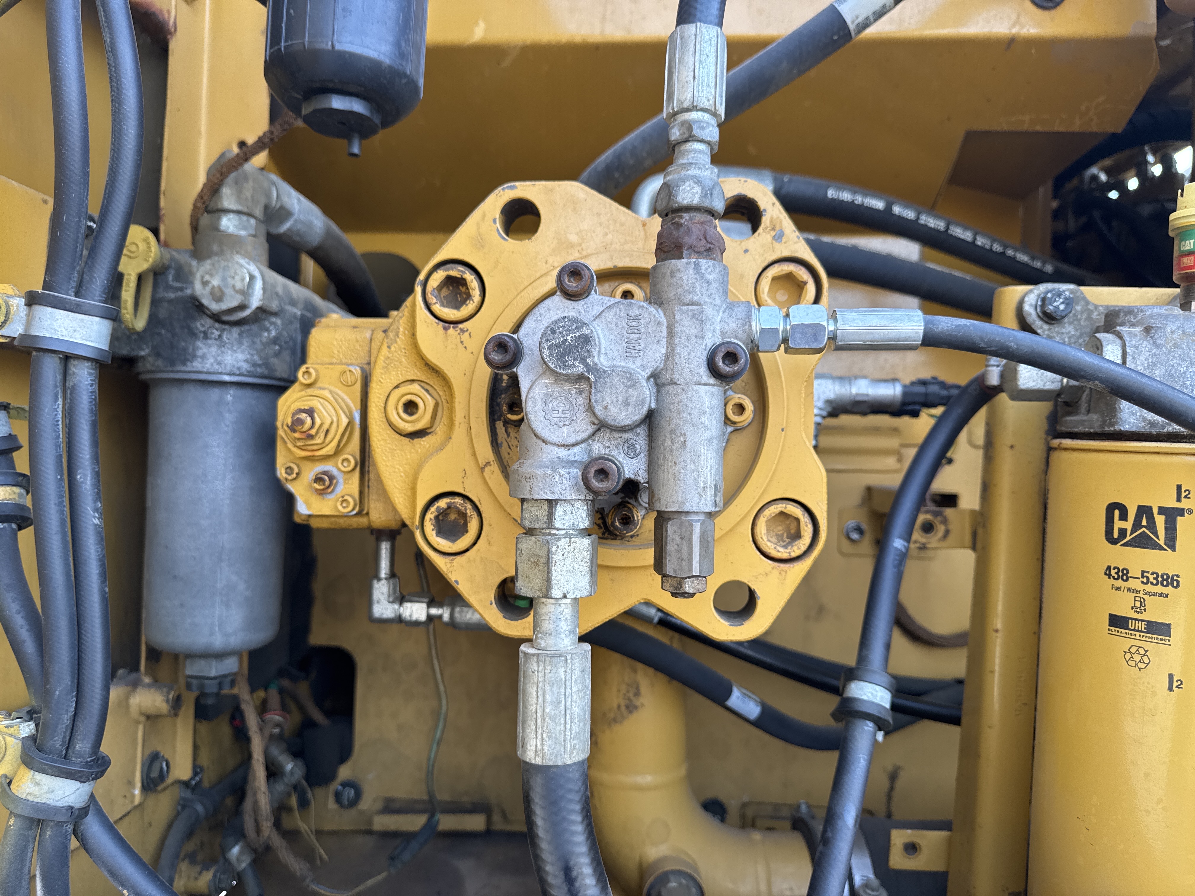 MDX-011-Cat-323D3-Medium-excavators-inspection-Hydraulics-Hydraulic-pump-2