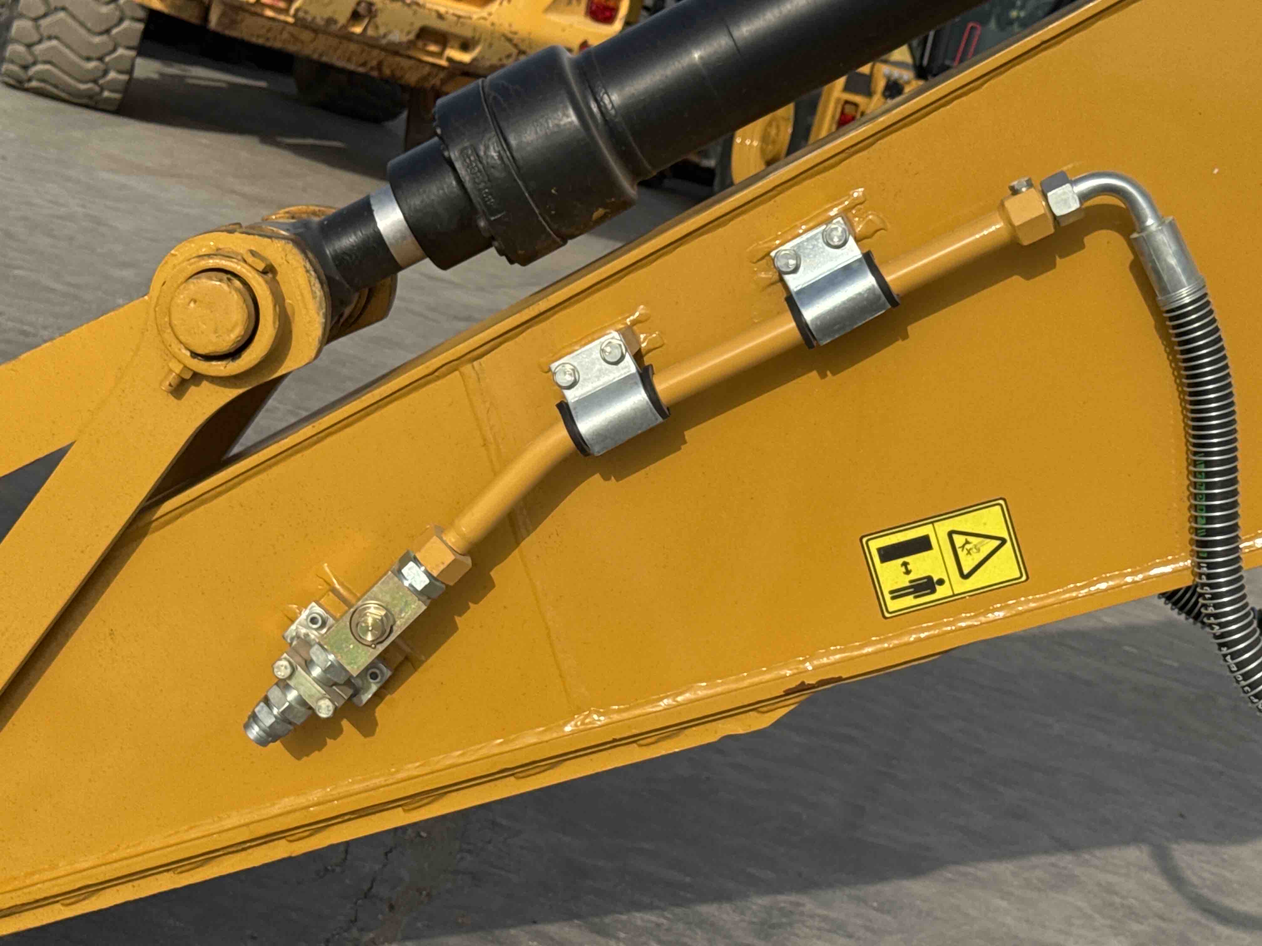 MDX-011-Cat-323D3-Medium-excavators-inspection-Hydraulics-Attachment-piping-2