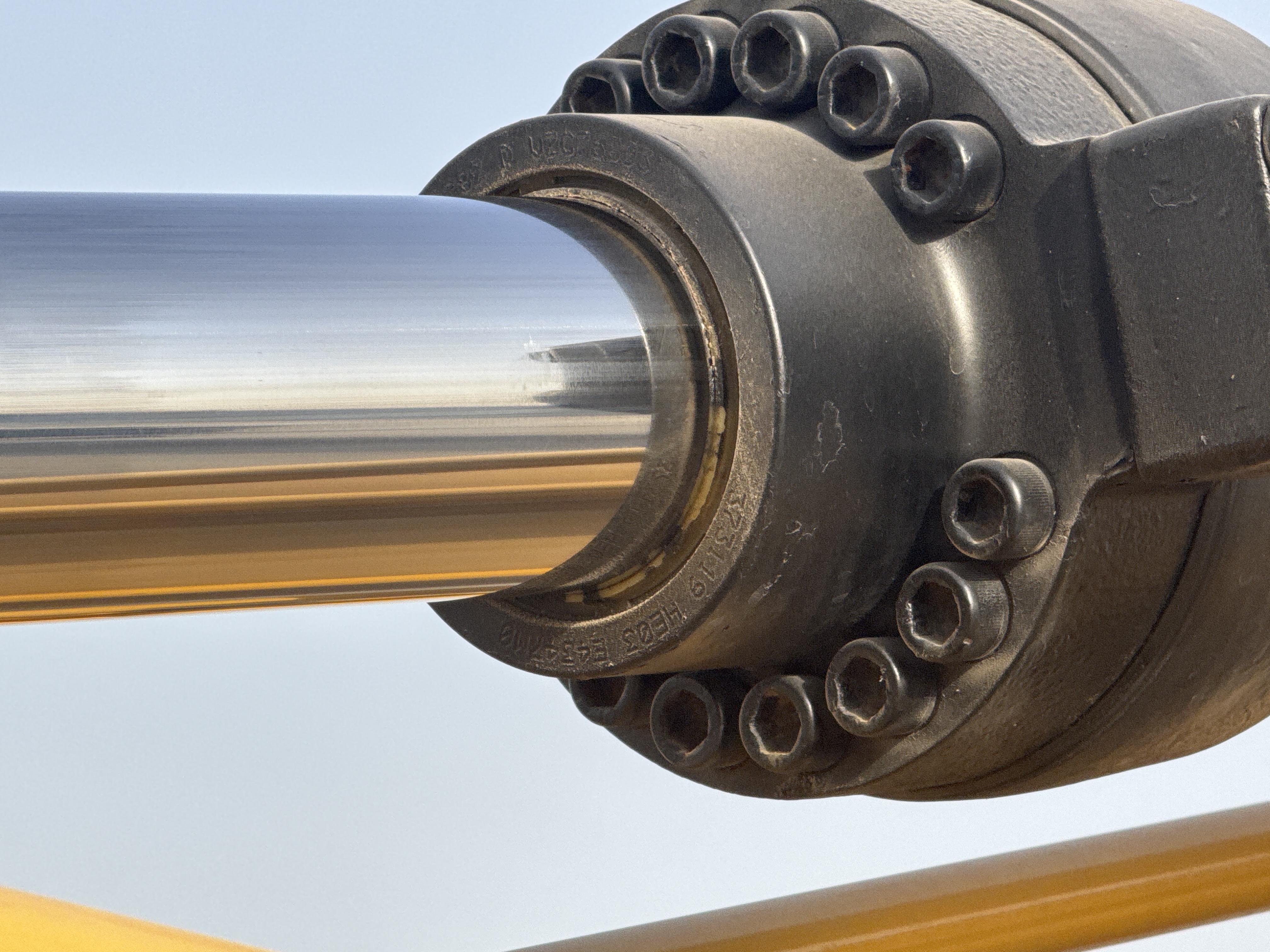 MDX-011-Cat-323D3-Medium-excavators-inspection-Hydraulics-Stick-cylinder-2