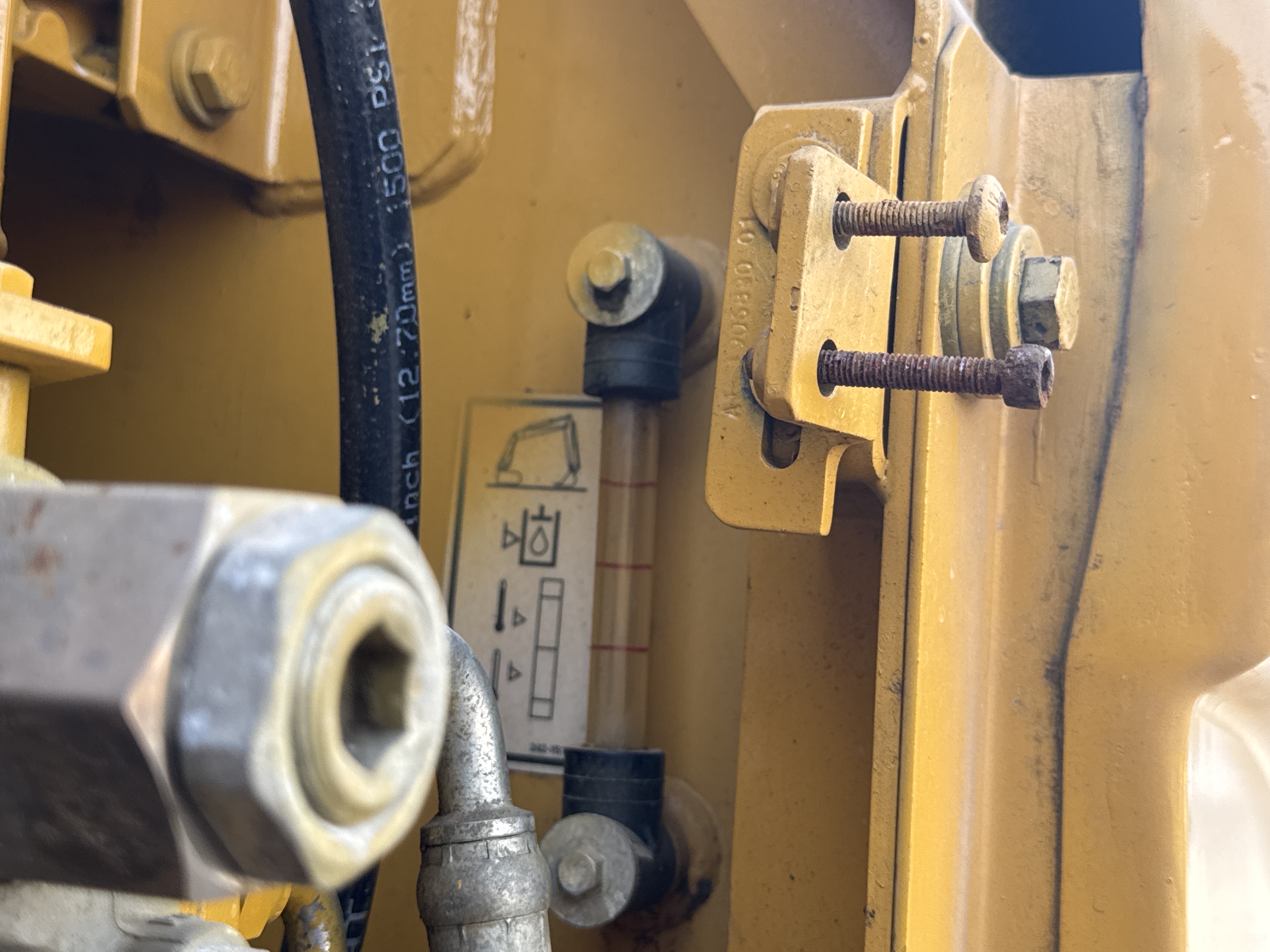 MDX-011-Cat-323D3-Medium-excavators-inspection-Hydraulics-Hydraulic-Tank-2