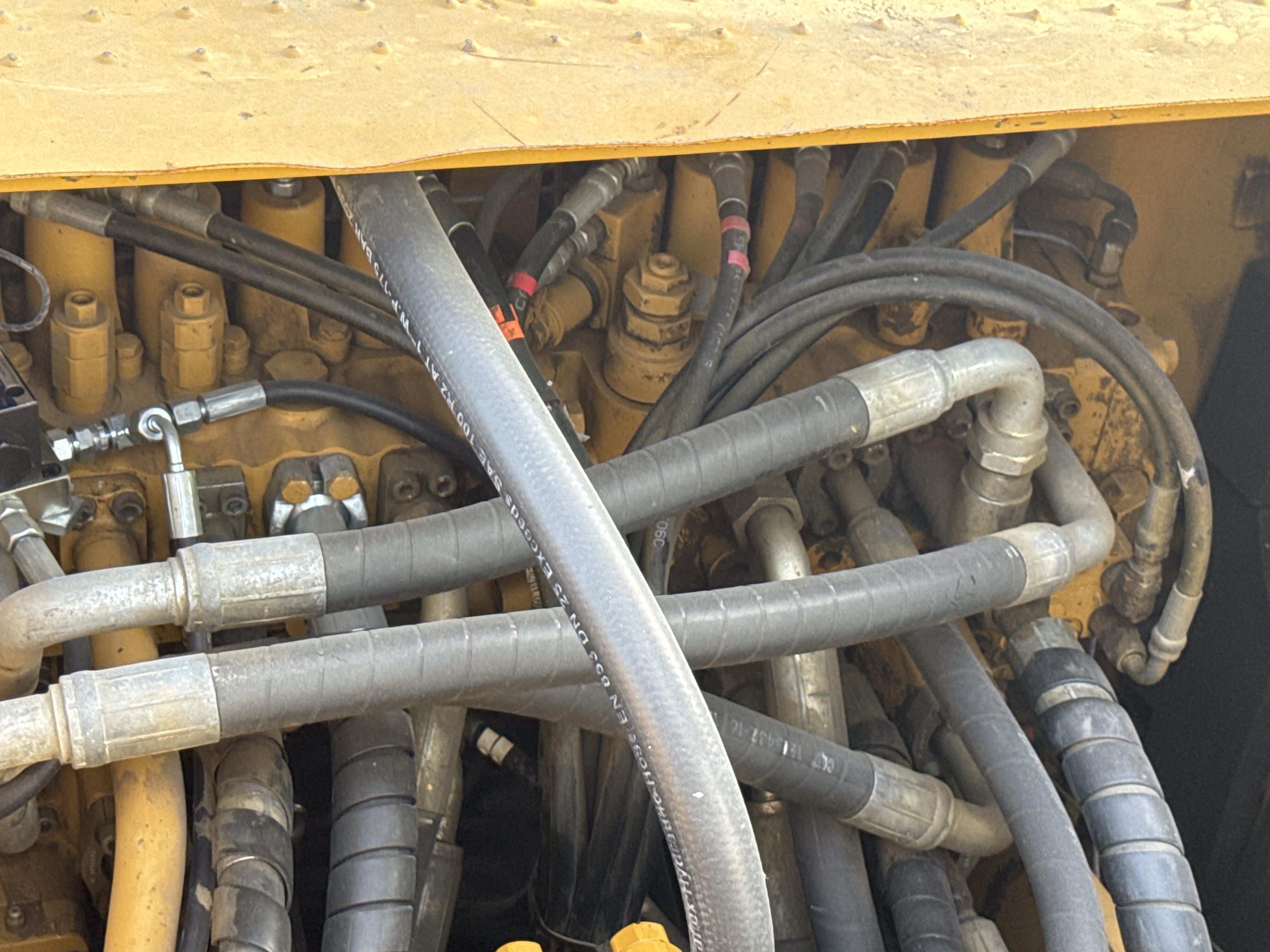 MDX-011-Cat-323D3-Medium-excavators-inspection-Hydraulics-Main-control-valve-(MCV)-2