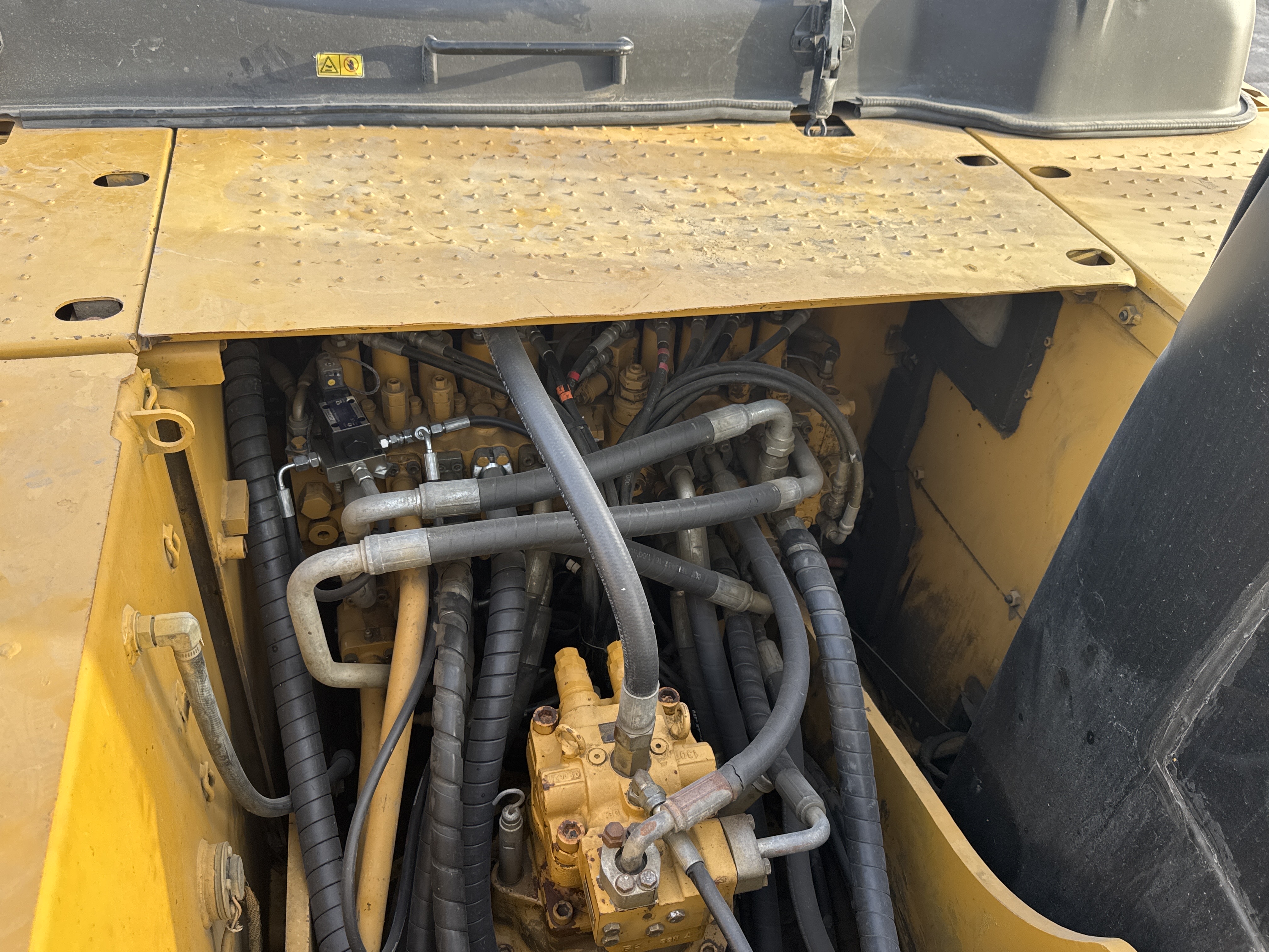 MDX-011-Cat-323D3-Medium-excavators-inspection-Hydraulics-Main-control-valve-(MCV)-2