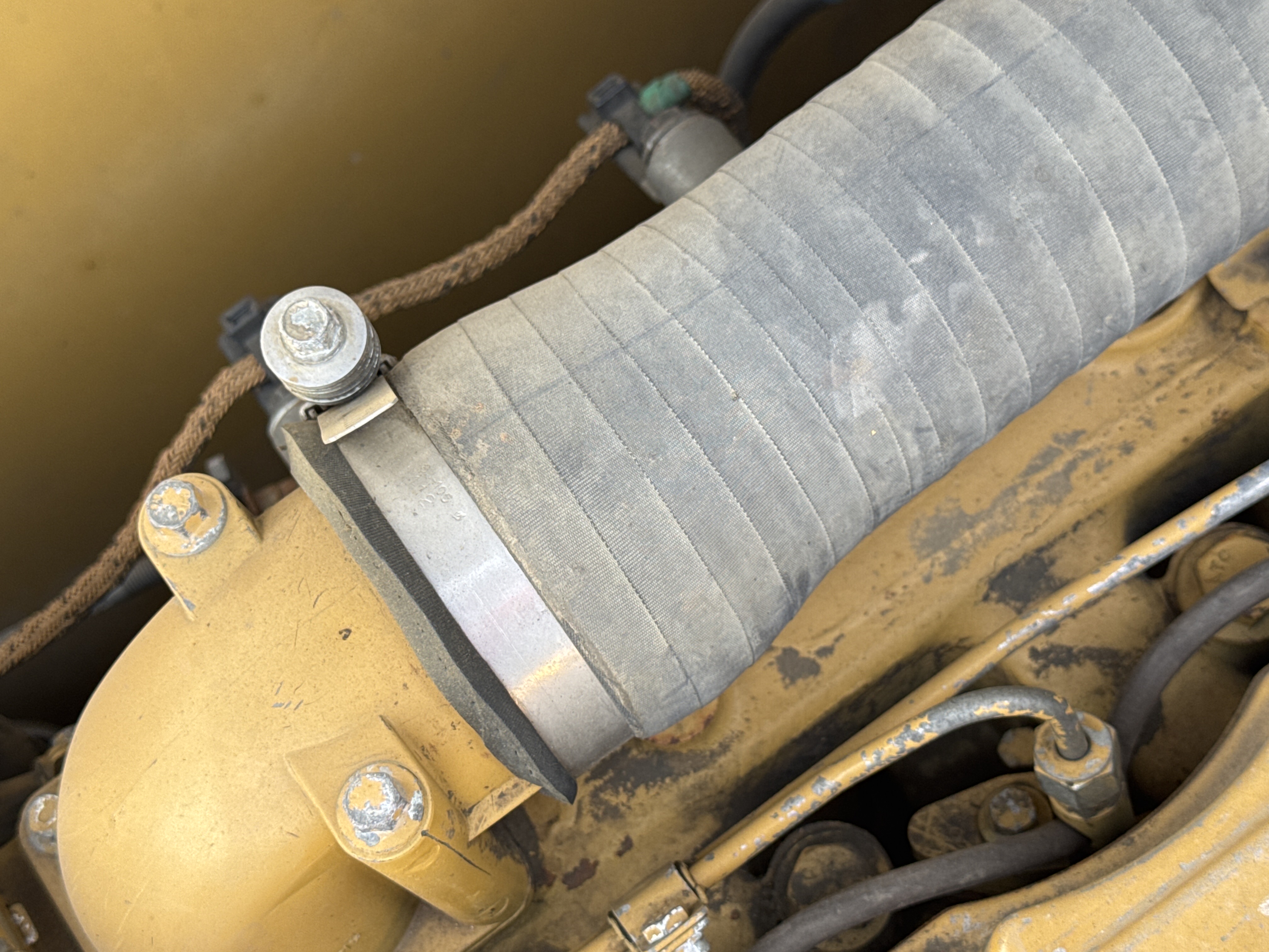 MDX-011-Cat-323D3-Medium-excavators-inspection-Engine-Hoses-5