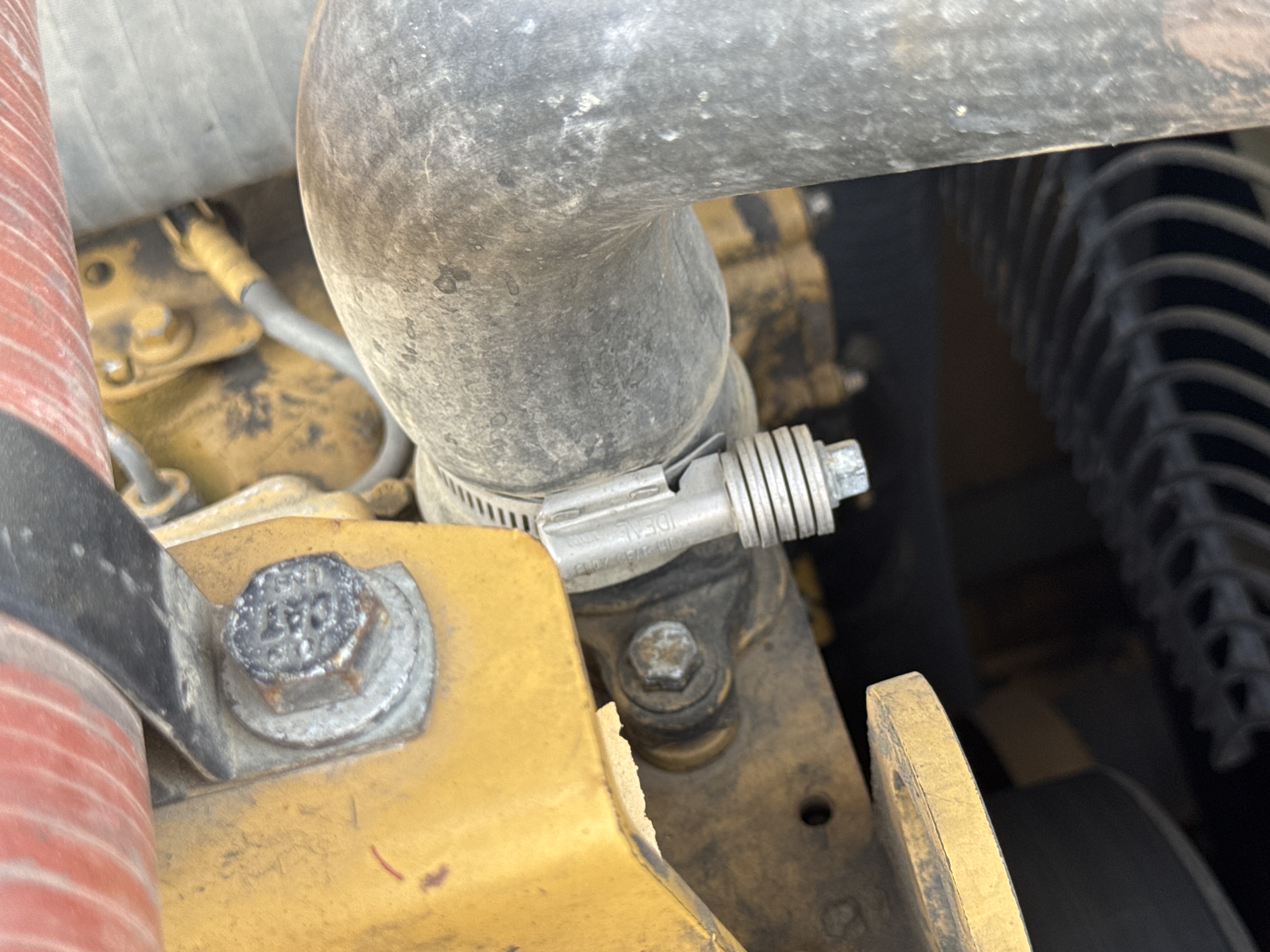 MDX-011-Cat-323D3-Medium-excavators-inspection-Engine-Hoses-2