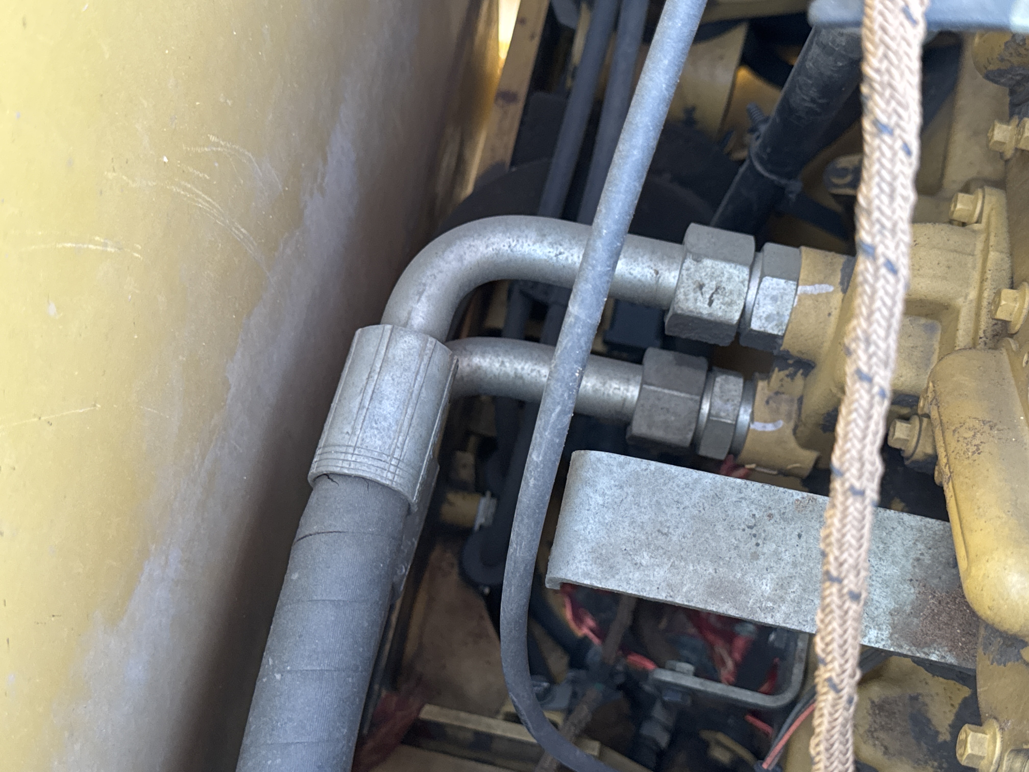 MDX-011-Cat-323D3-Medium-excavators-inspection-Engine-Hoses-4