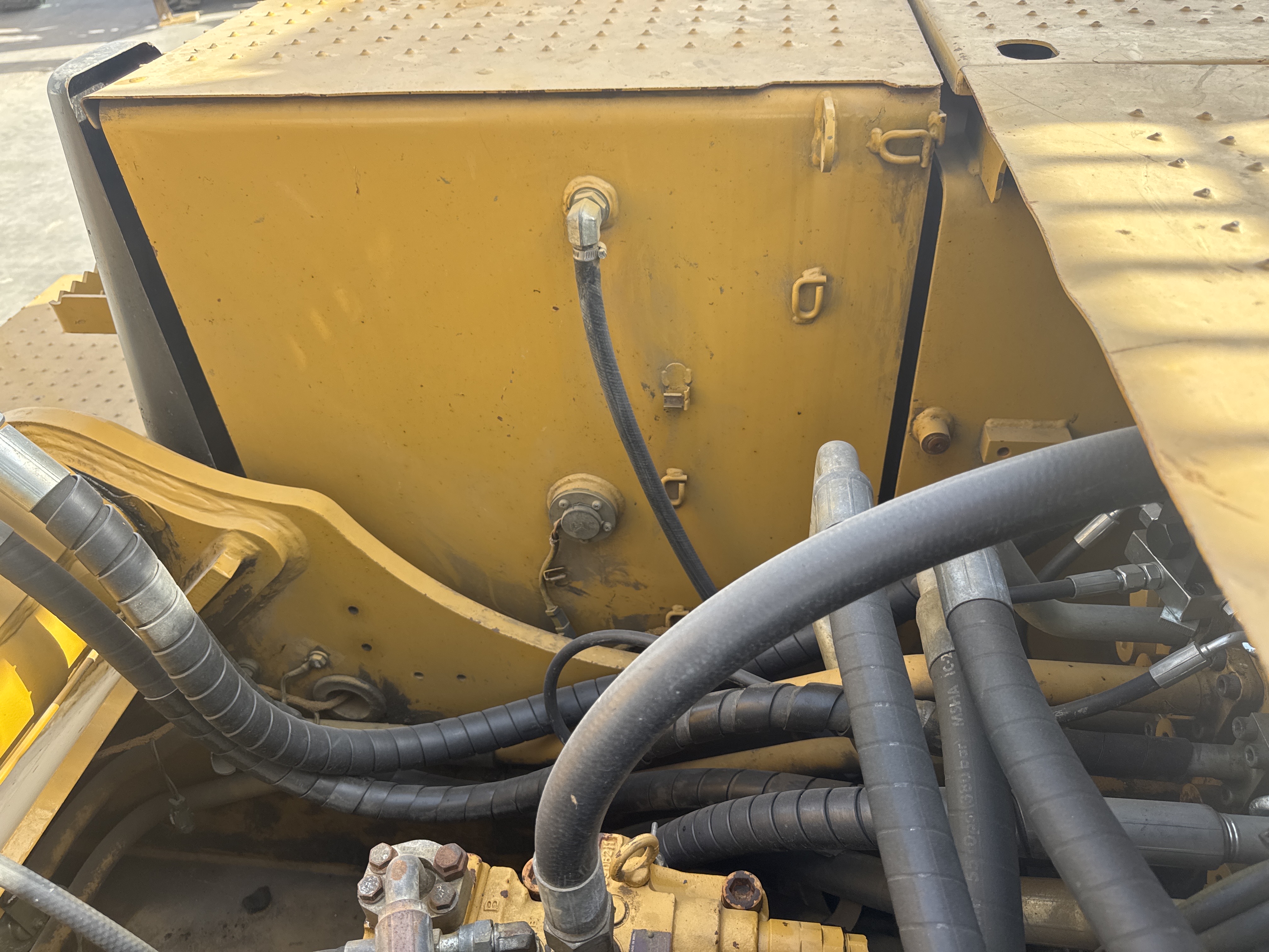 MDX-011-Cat-323D3-Medium-excavators-inspection-Engine-Fuel-tank-3