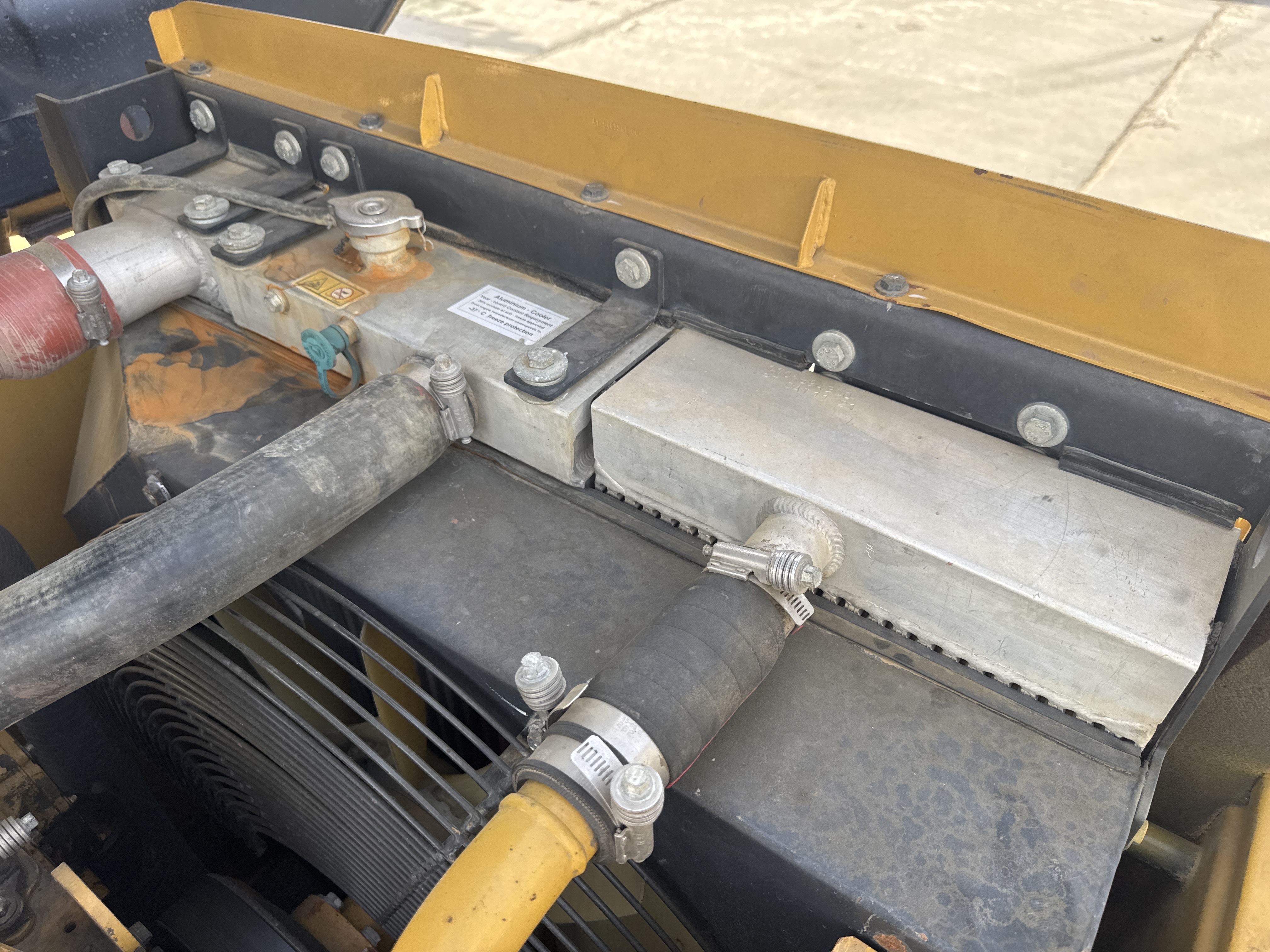 MDX-011-Cat-323D3-Medium-excavators-inspection-Engine-Radiator,-condenser,-intercooler,-hydraulic-cooler-2