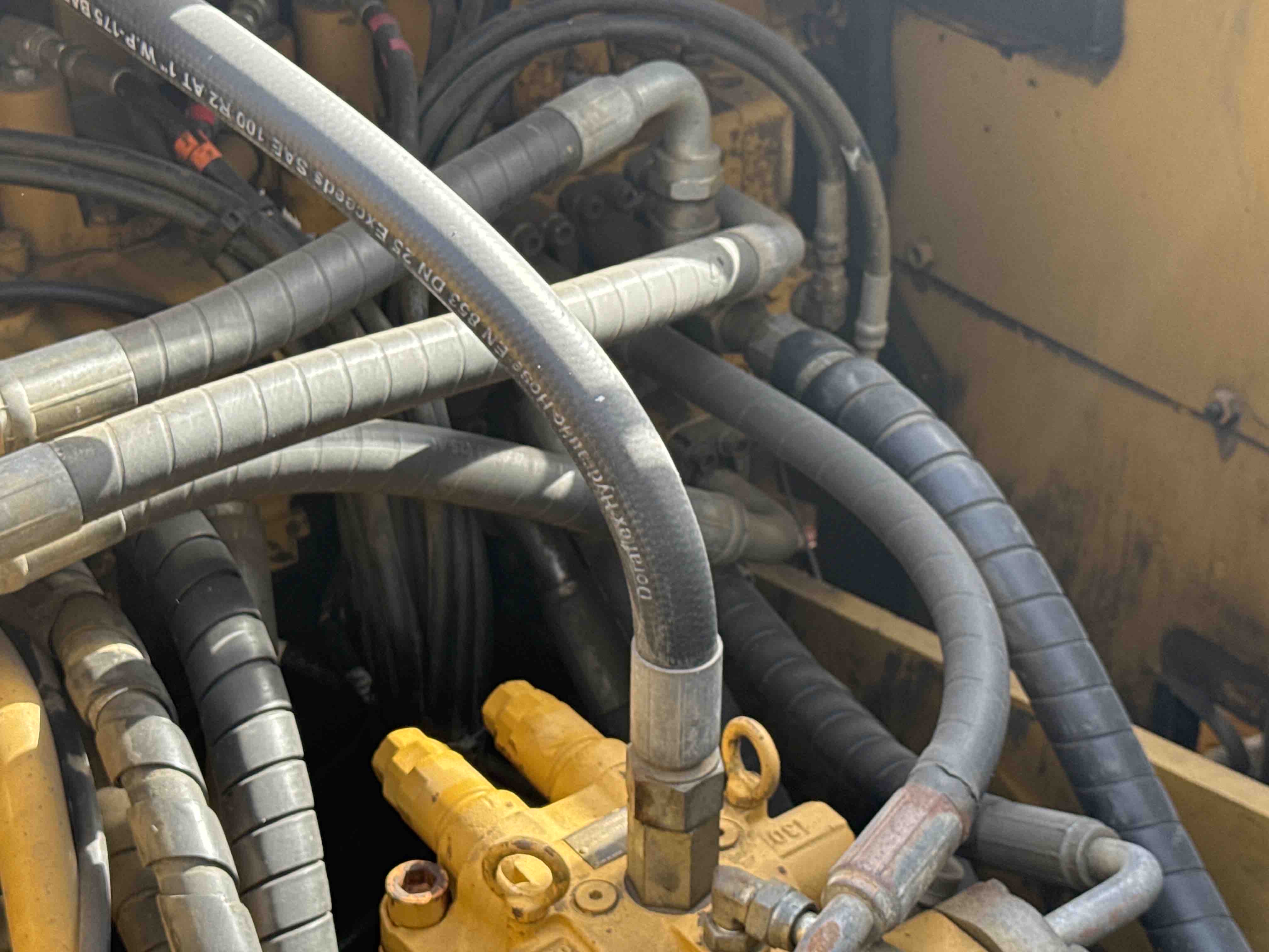 MDX-011-Cat-323D3-Medium-excavators-inspection-Hydraulics-Hydraulic-hoses-and-lines-1
