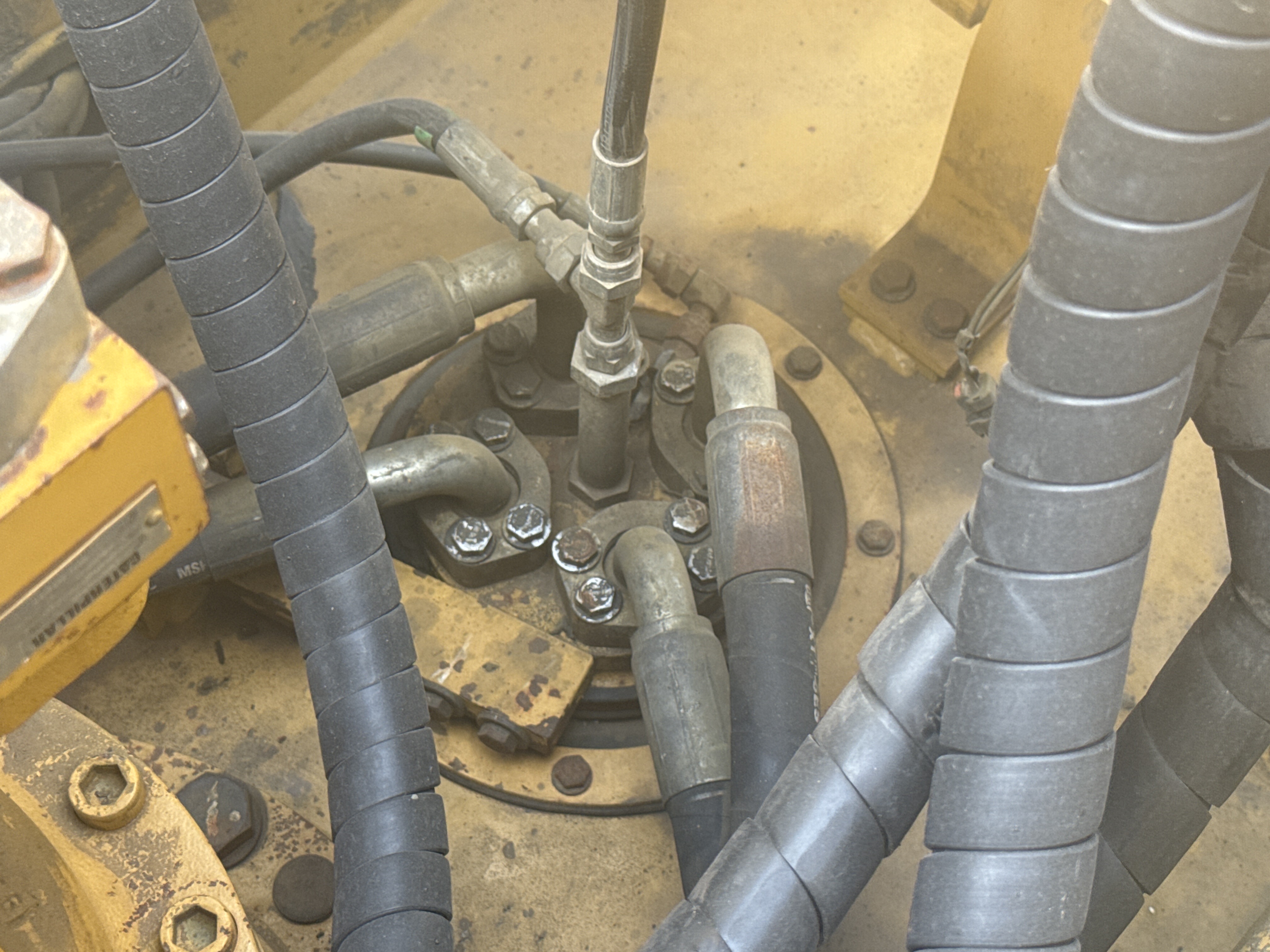 MDX-011-Cat-323D3-Medium-excavators-inspection-Hydraulics-Center-swivel-joint-1
