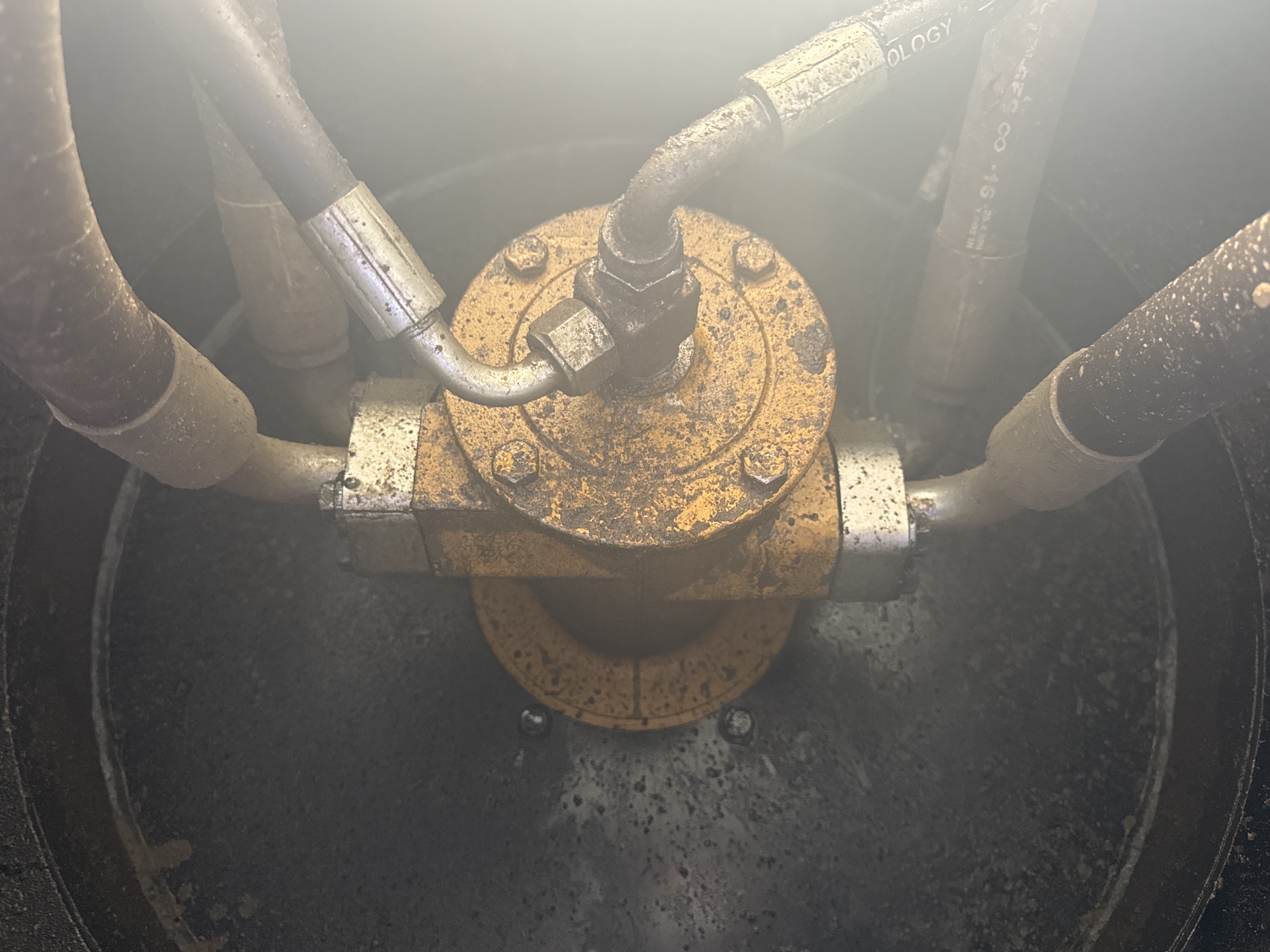 MDX-011-Cat-323D3-Medium-excavators-inspection-Hydraulics-Center-swivel-joint-2