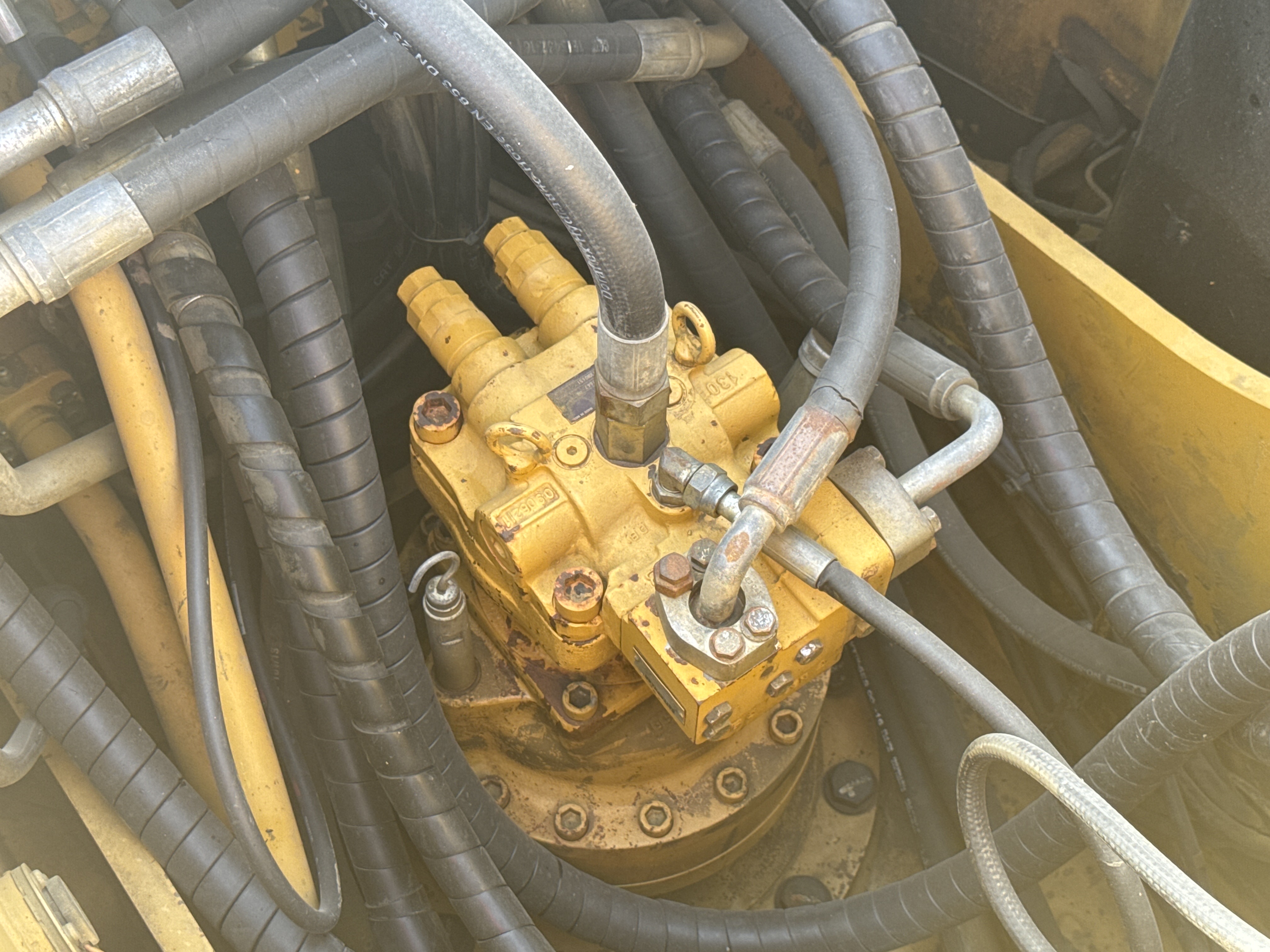 MDX-011-Cat-323D3-Medium-excavators-inspection-Hydraulics-Turntable/slewing-assembly-2