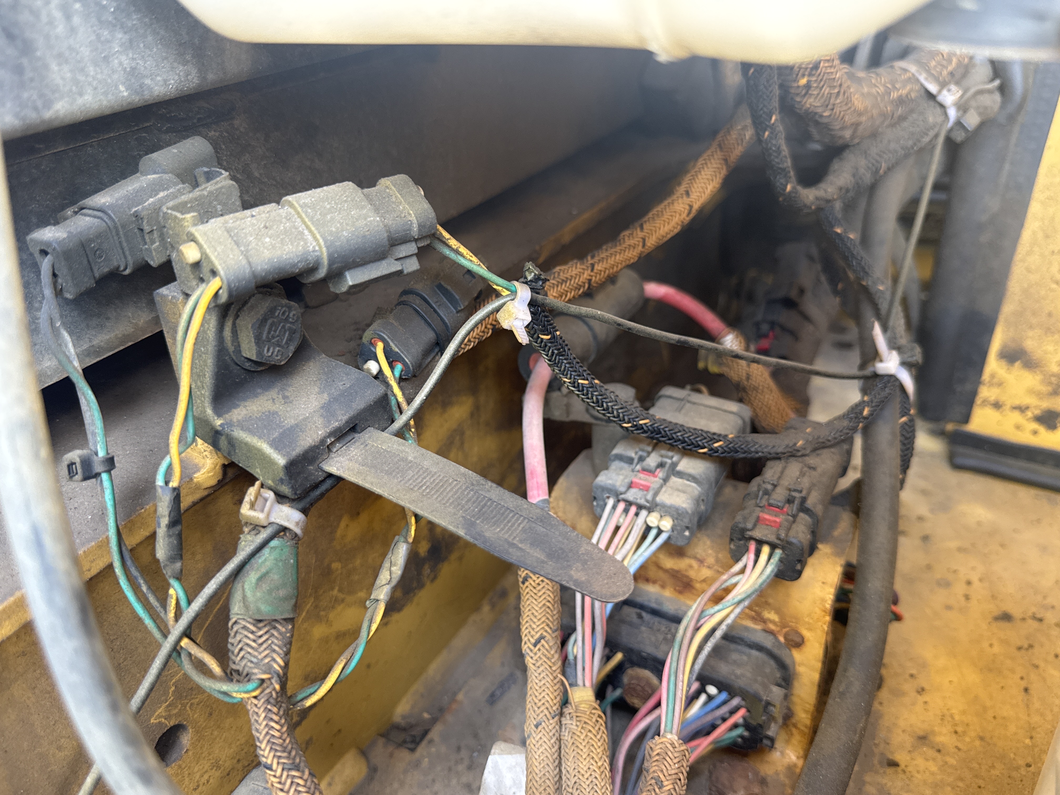 MDX-011-Cat-323D3-Medium-excavators-inspection-Electronics-Main-harness-2