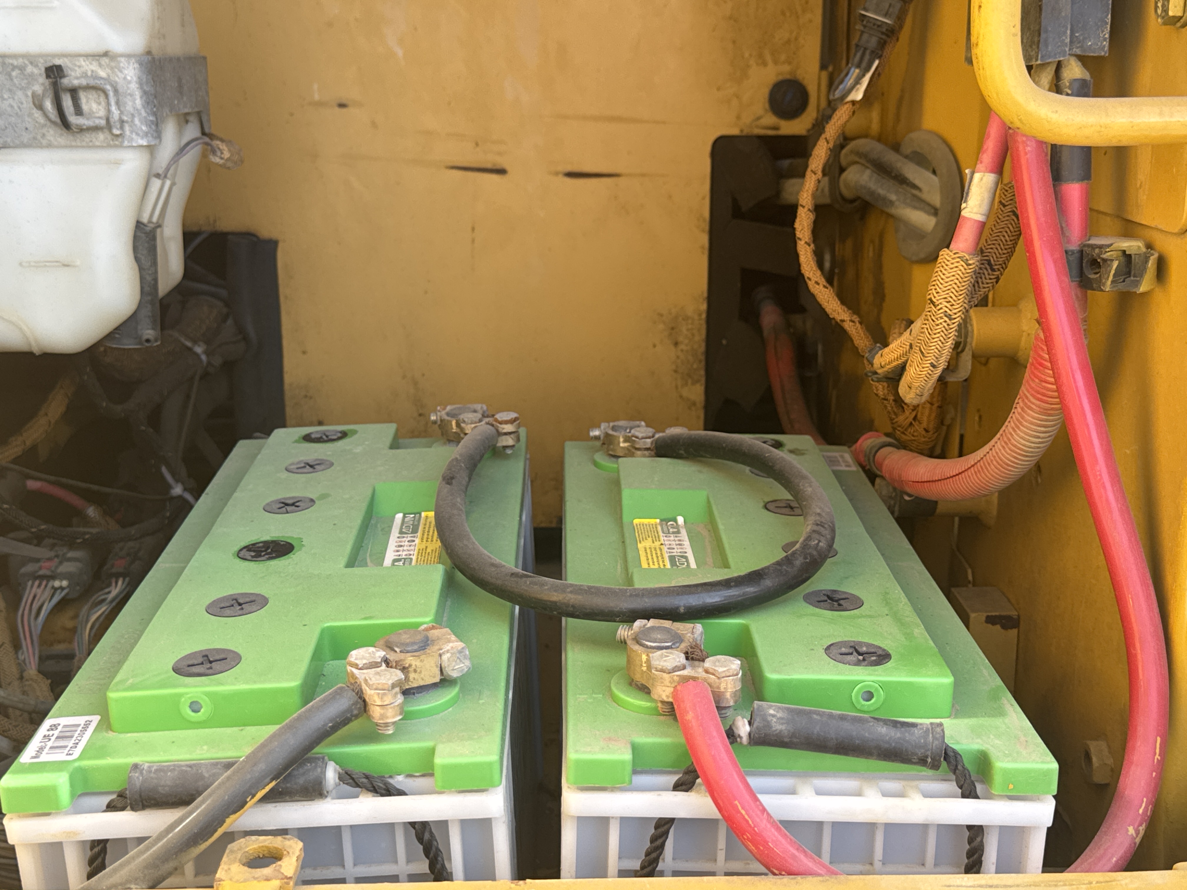 MDX-011-Cat-323D3-Medium-excavators-inspection-Electronics-Battery-2