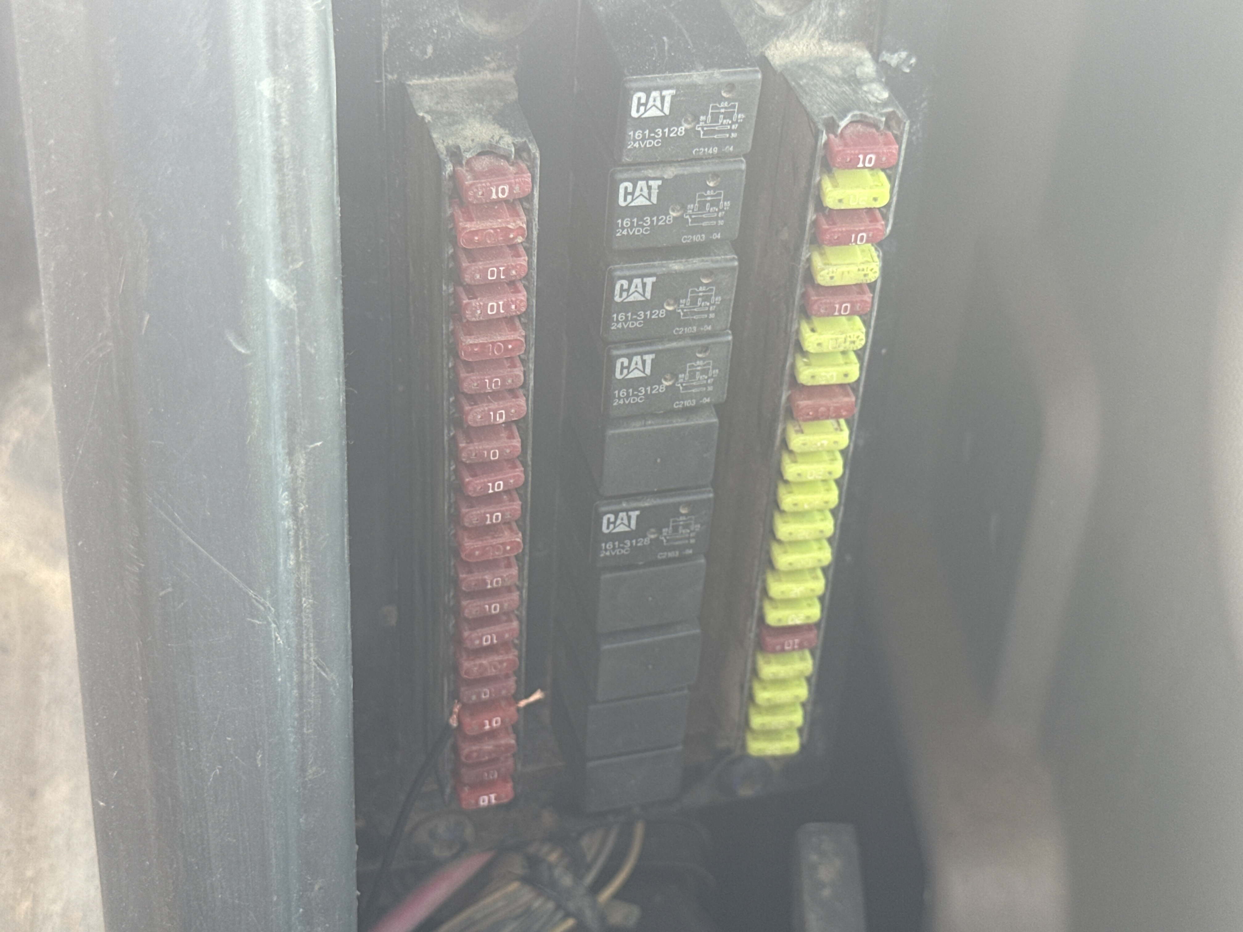 MDX-011-Cat-323D3-Medium-excavators-inspection-Electronics-Fuse-box-2