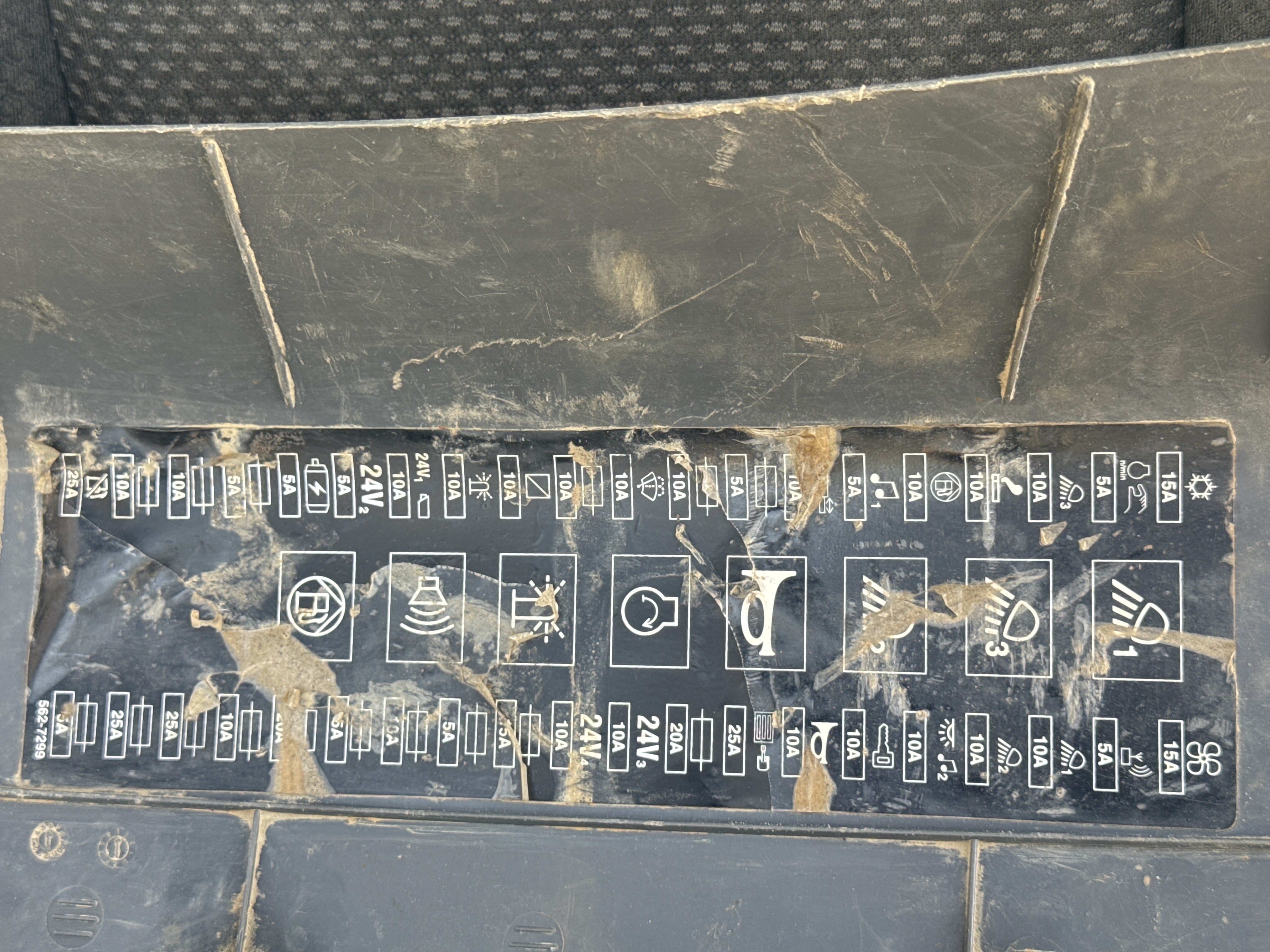 MDX-011-Cat-323D3-Medium-excavators-inspection-Electronics-Fuse-box-2