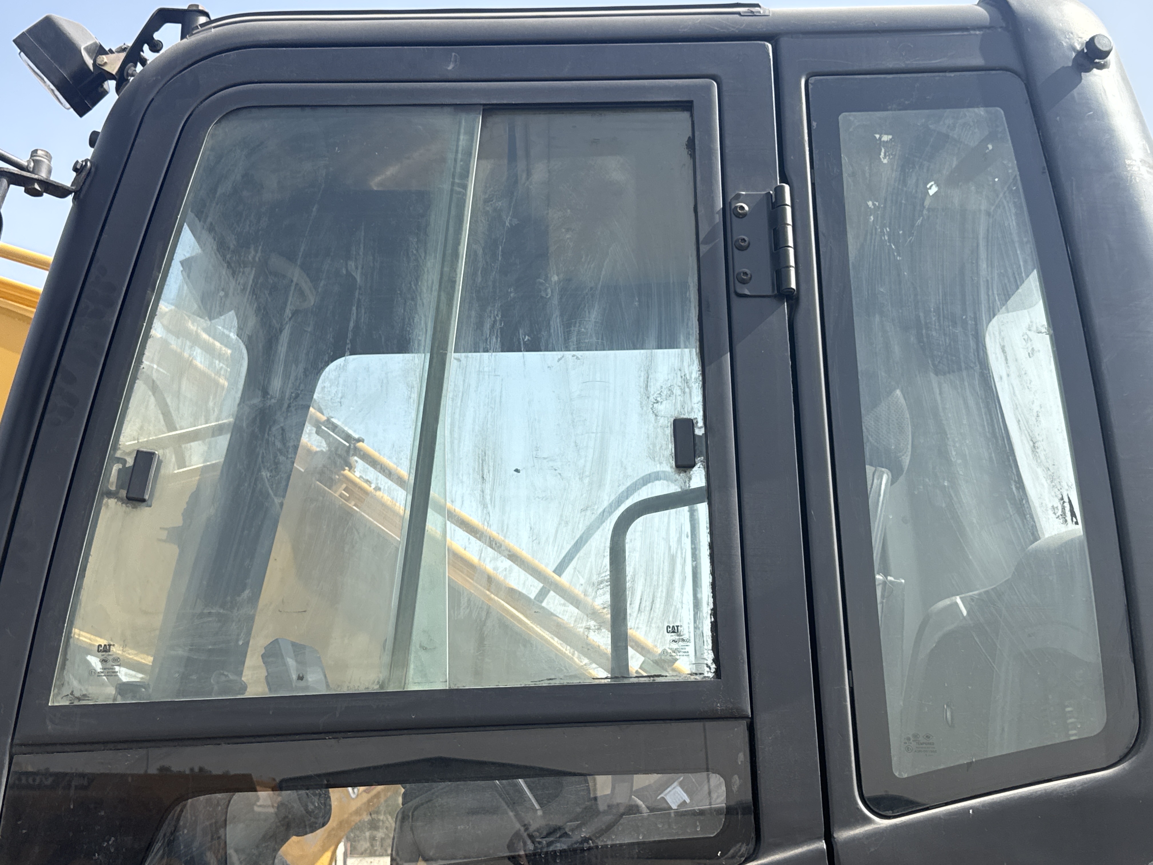 MDX-011-Cat-323D3-Medium-excavators-inspection-Safety-Glass-2