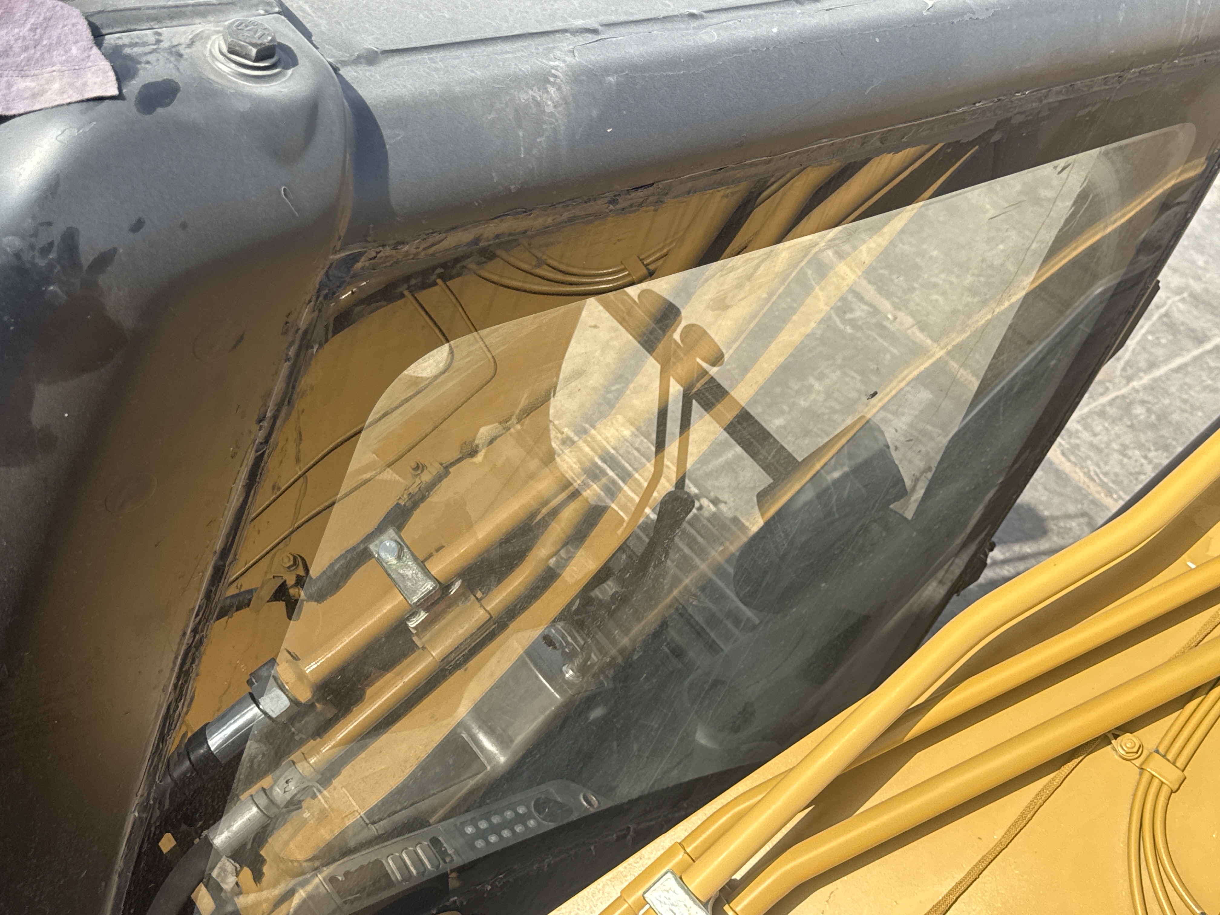 MDX-011-Cat-323D3-Medium-excavators-inspection-Safety-Glass-2