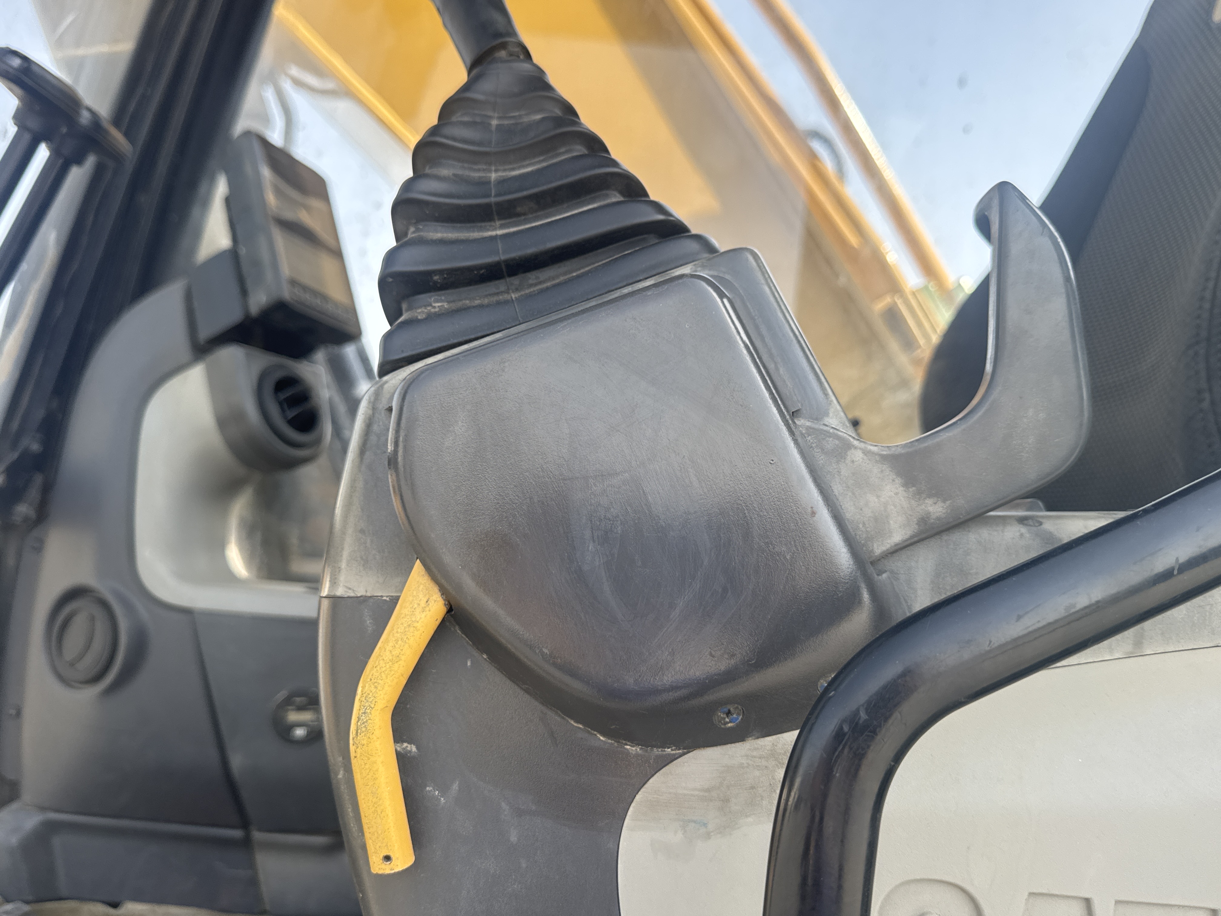 MDX-011-Cat-323D3-Medium-excavators-inspection-Safety-Hydraulic-safety-lock-1