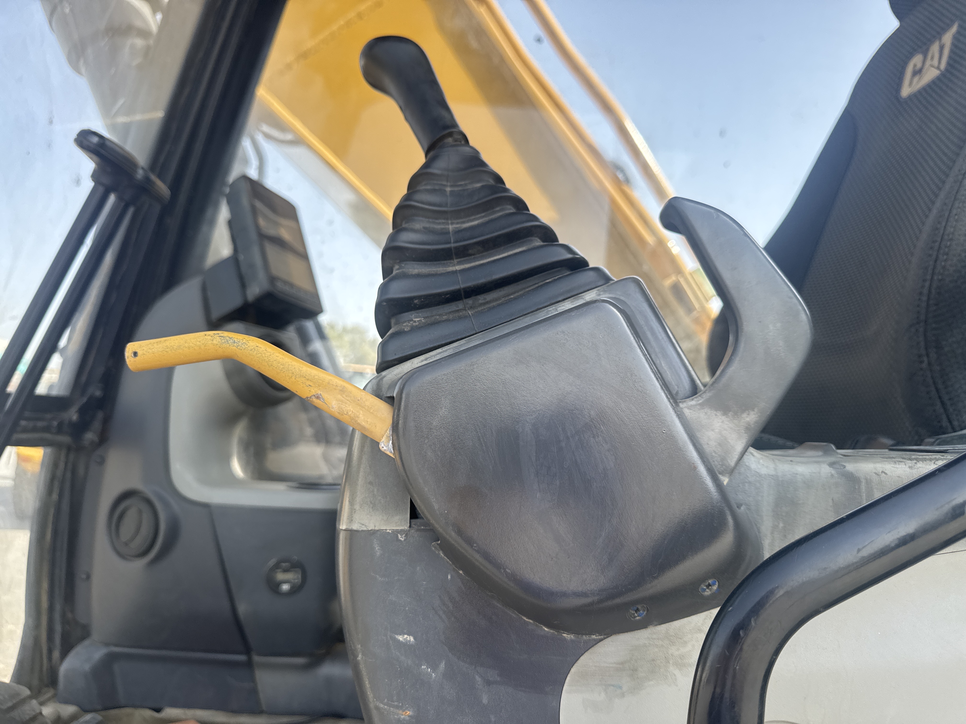 MDX-011-Cat-323D3-Medium-excavators-inspection-Safety-Hydraulic-safety-lock-2