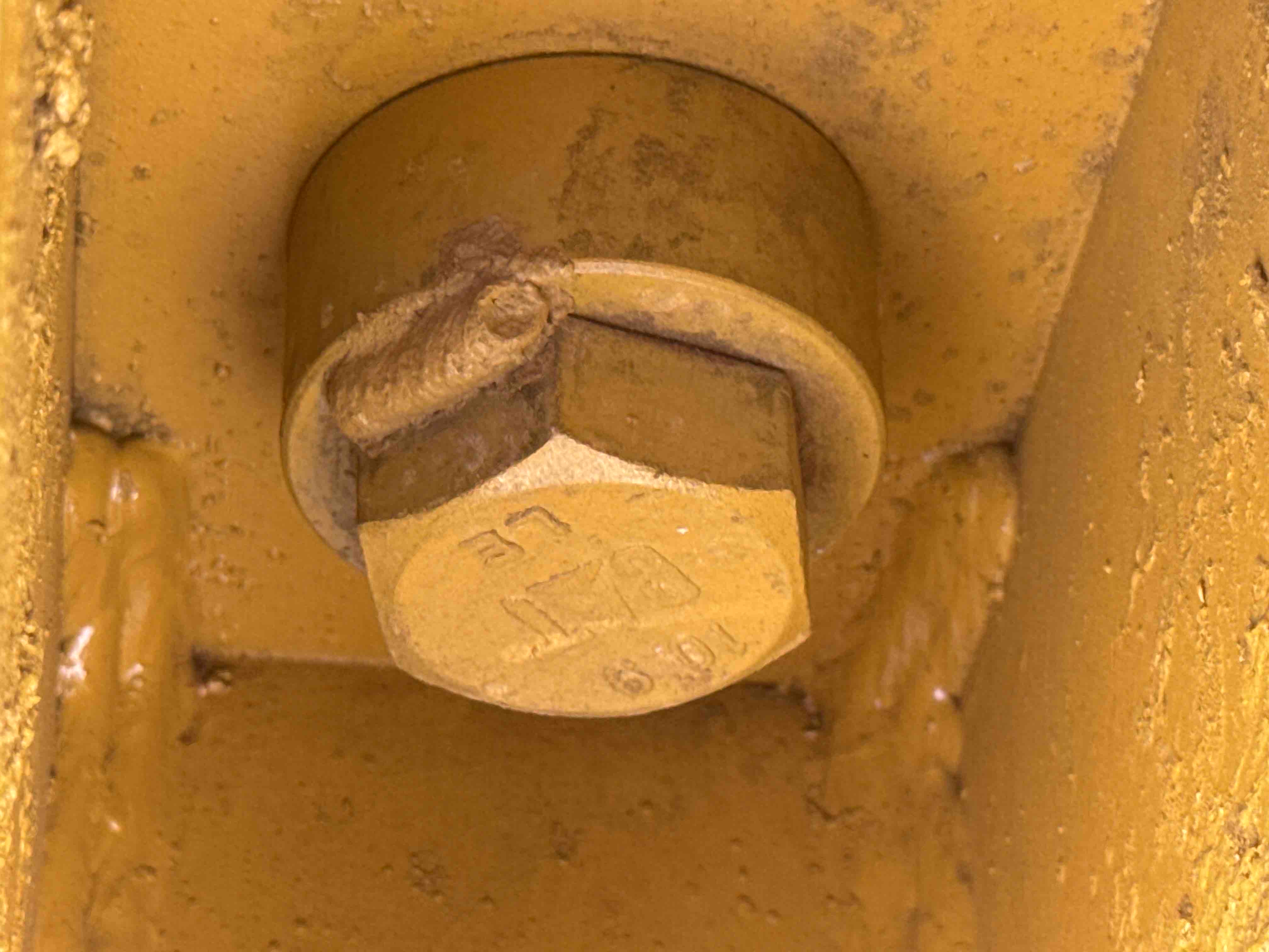 MDX-011-Cat-323D3-Medium-excavators-inspection-Safety-Counter-weight-bolts-2