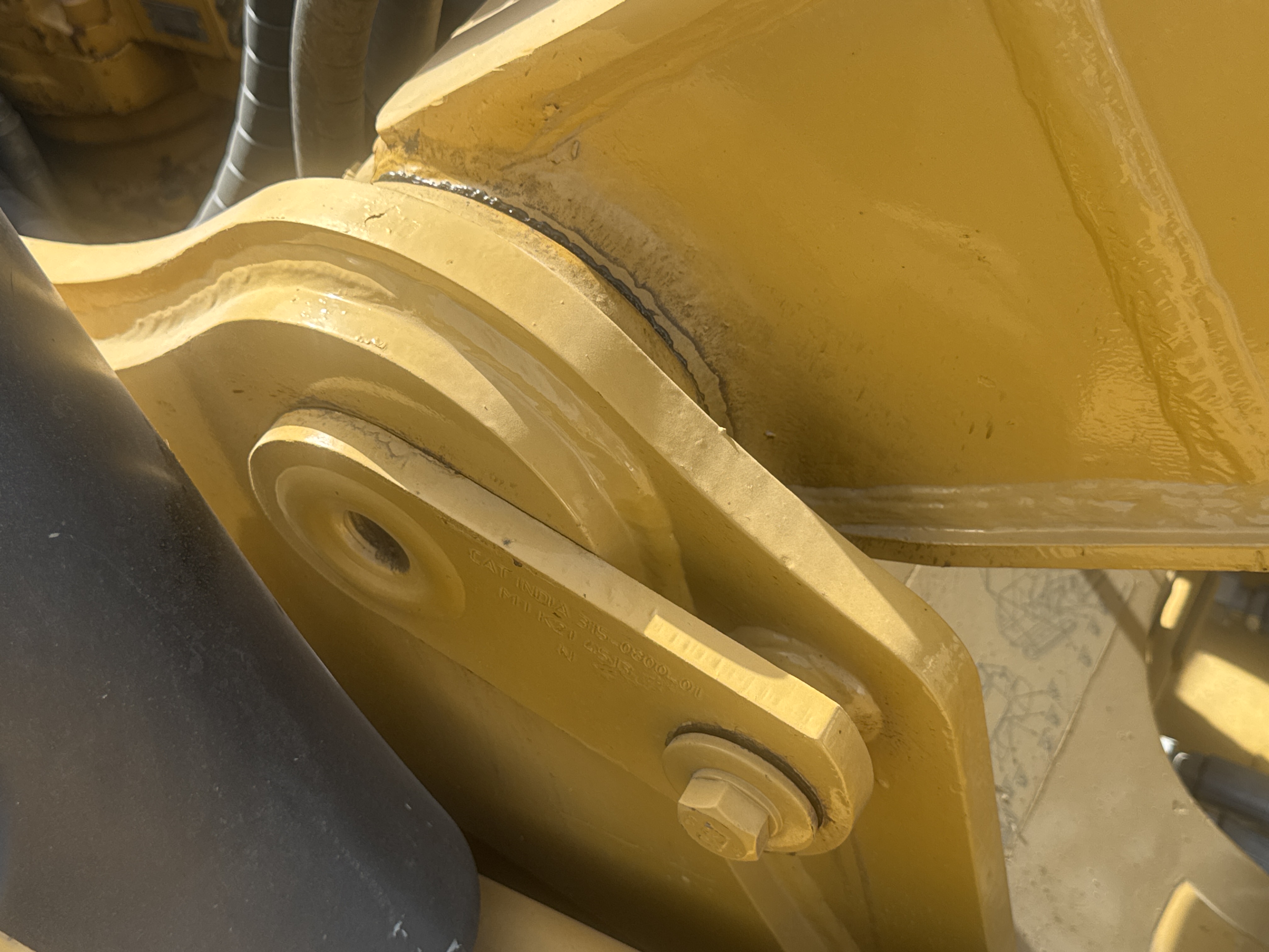 MDX-011-Cat-323D3-Medium-excavators-inspection-Chassis-Boom-base-pin-and-bushings-2