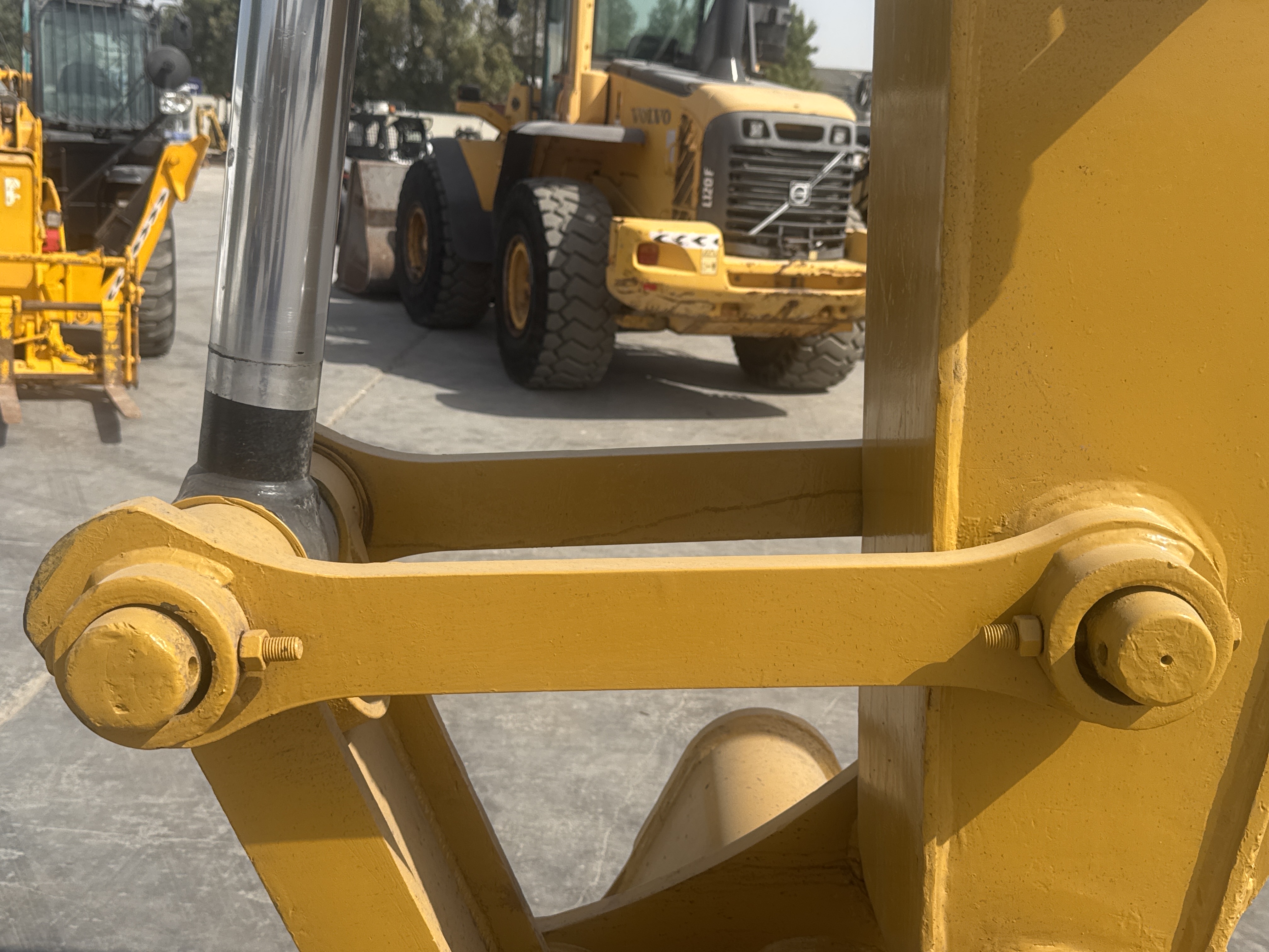 MDX-011-Cat-323D3-Medium-excavators-inspection-Chassis-Dog-bone-arms-2