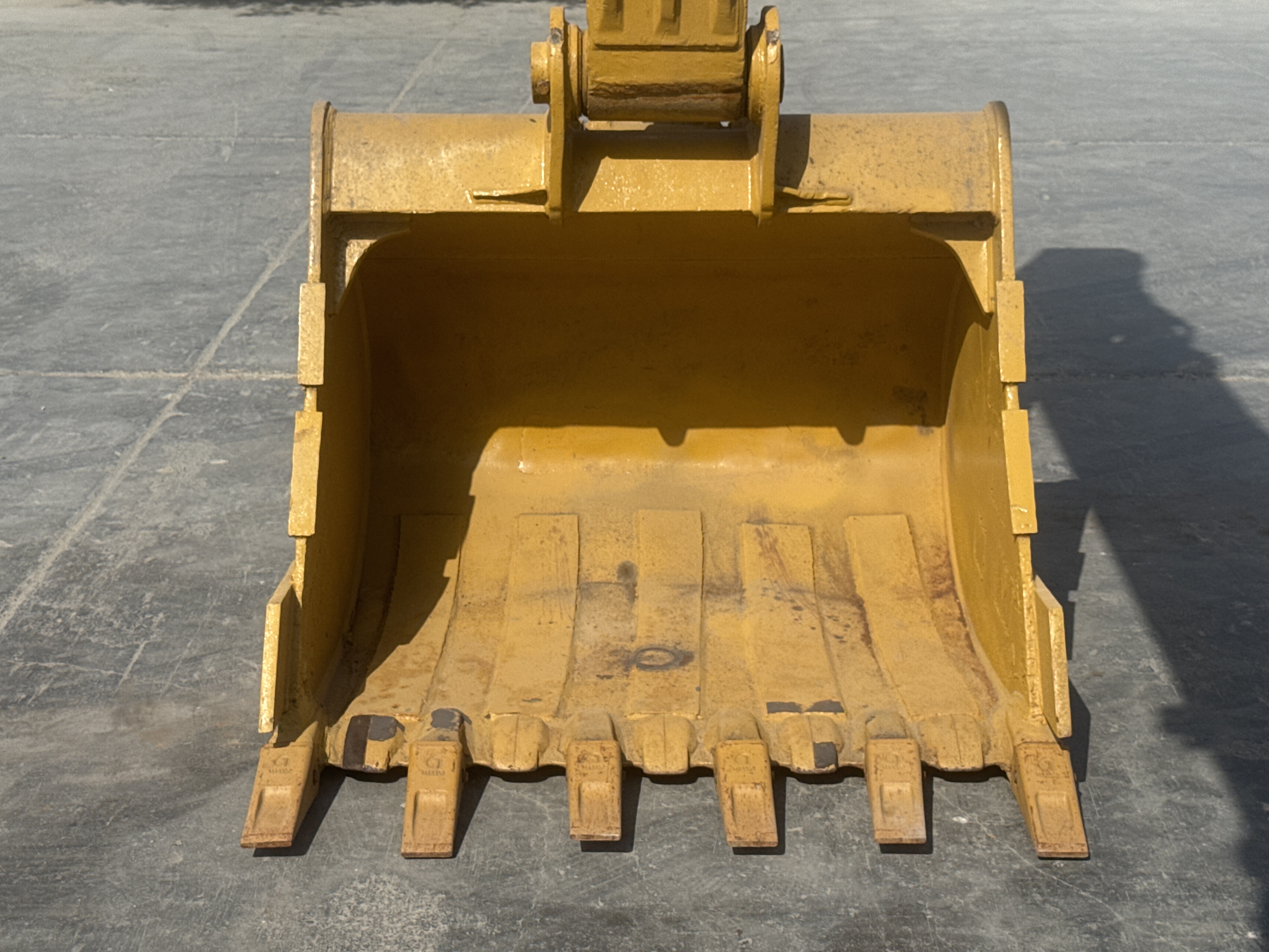 MDX-011-Cat-323D3-Medium-excavators-inspection-Attachment-Excavator-bucket-2