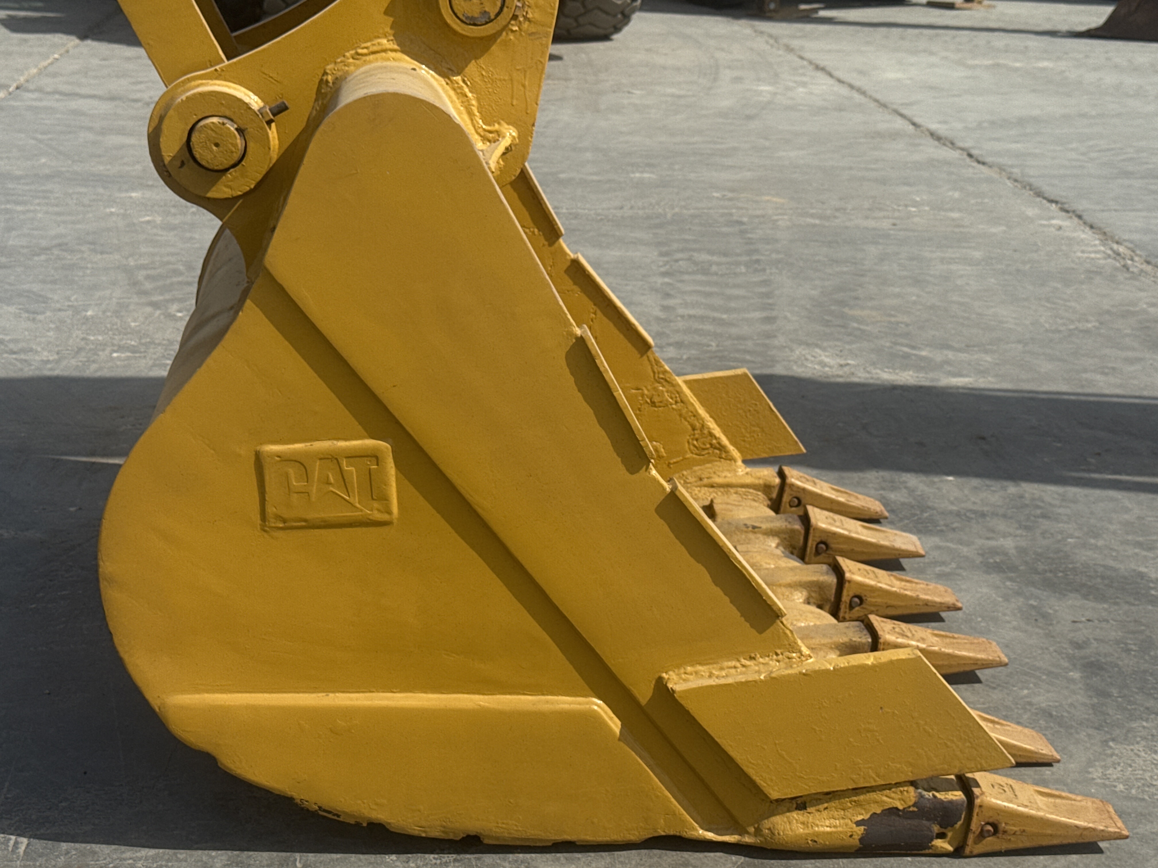 MDX-011-Cat-323D3-Medium-excavators-inspection-Attachment-Excavator-bucket-2