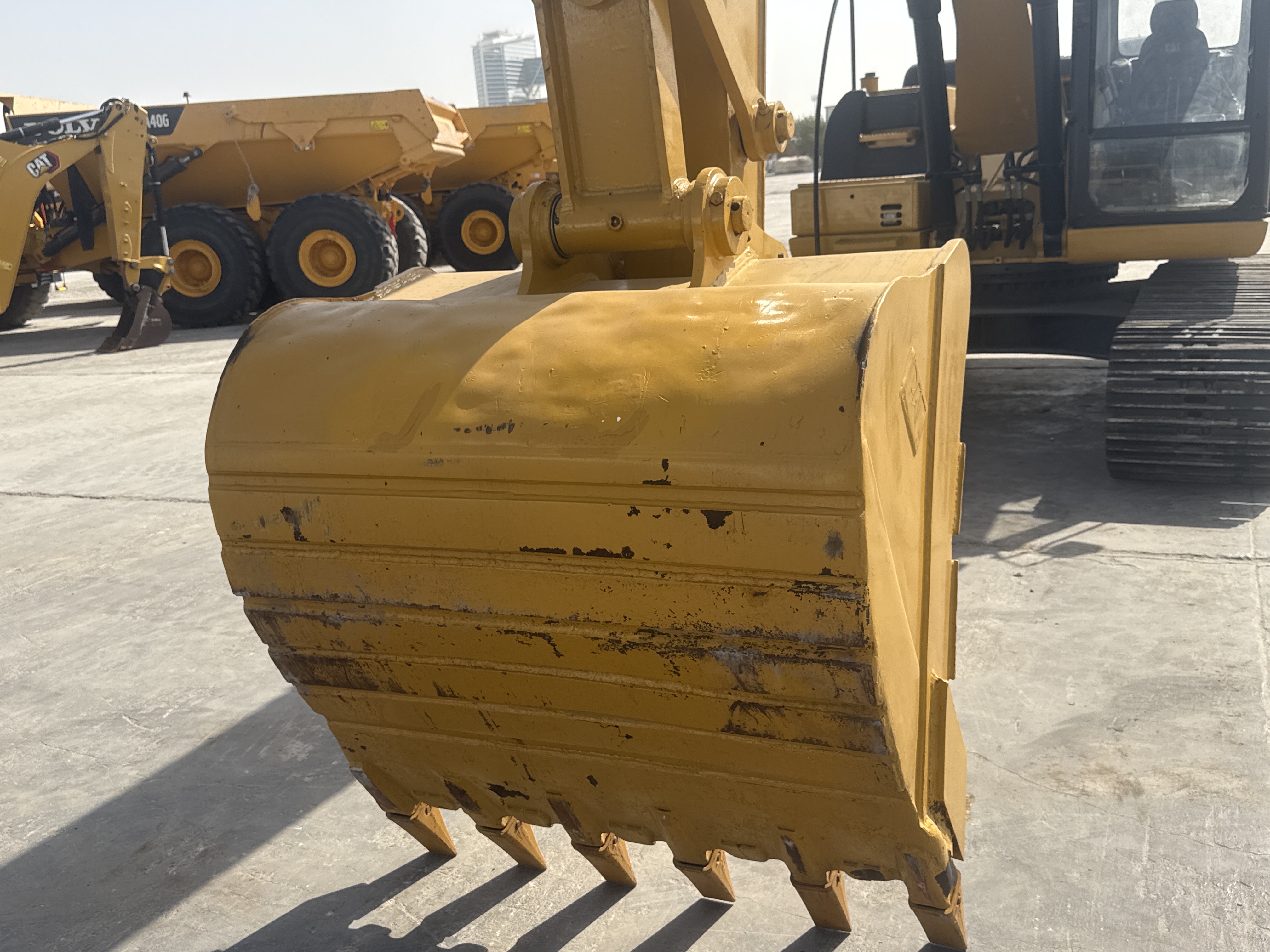 MDX-011-Cat-323D3-Medium-excavators-inspection-Attachment-Excavator-bucket-2