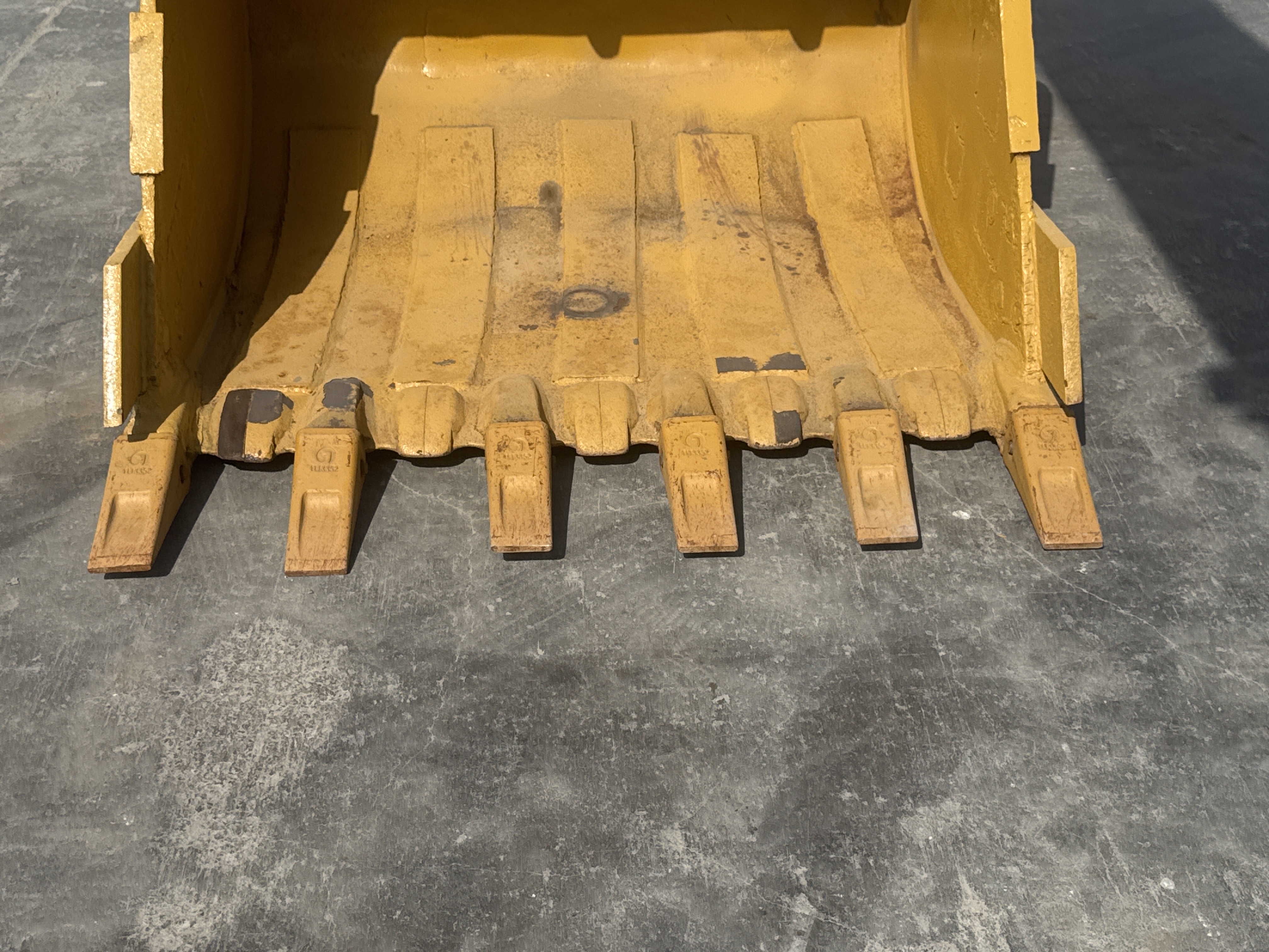 MDX-011-Cat-323D3-Medium-excavators-inspection-Attachment-Excavator-bucket-teeth-condition-2