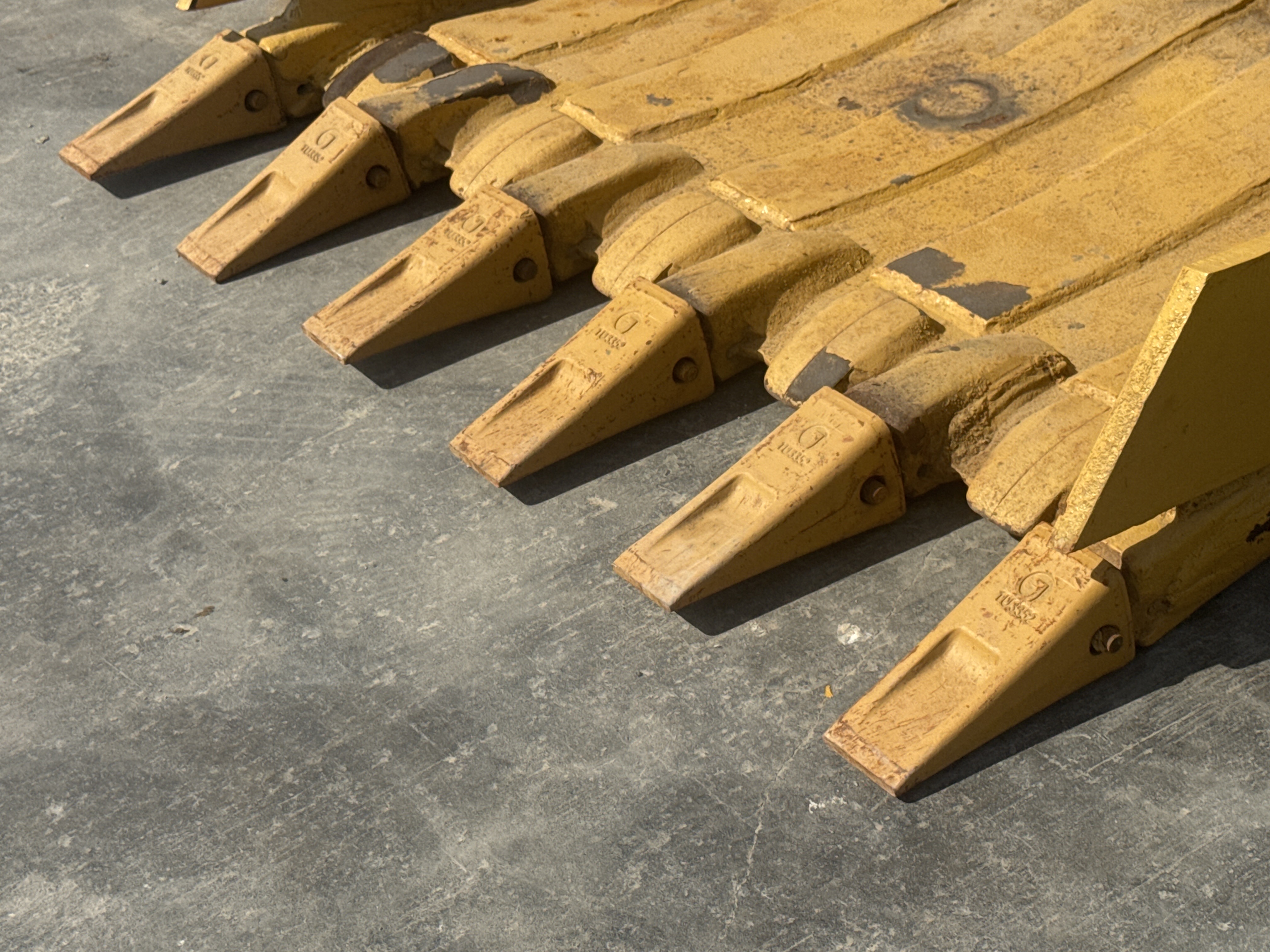 MDX-011-Cat-323D3-Medium-excavators-inspection-Attachment-Excavator-bucket-teeth-condition-2