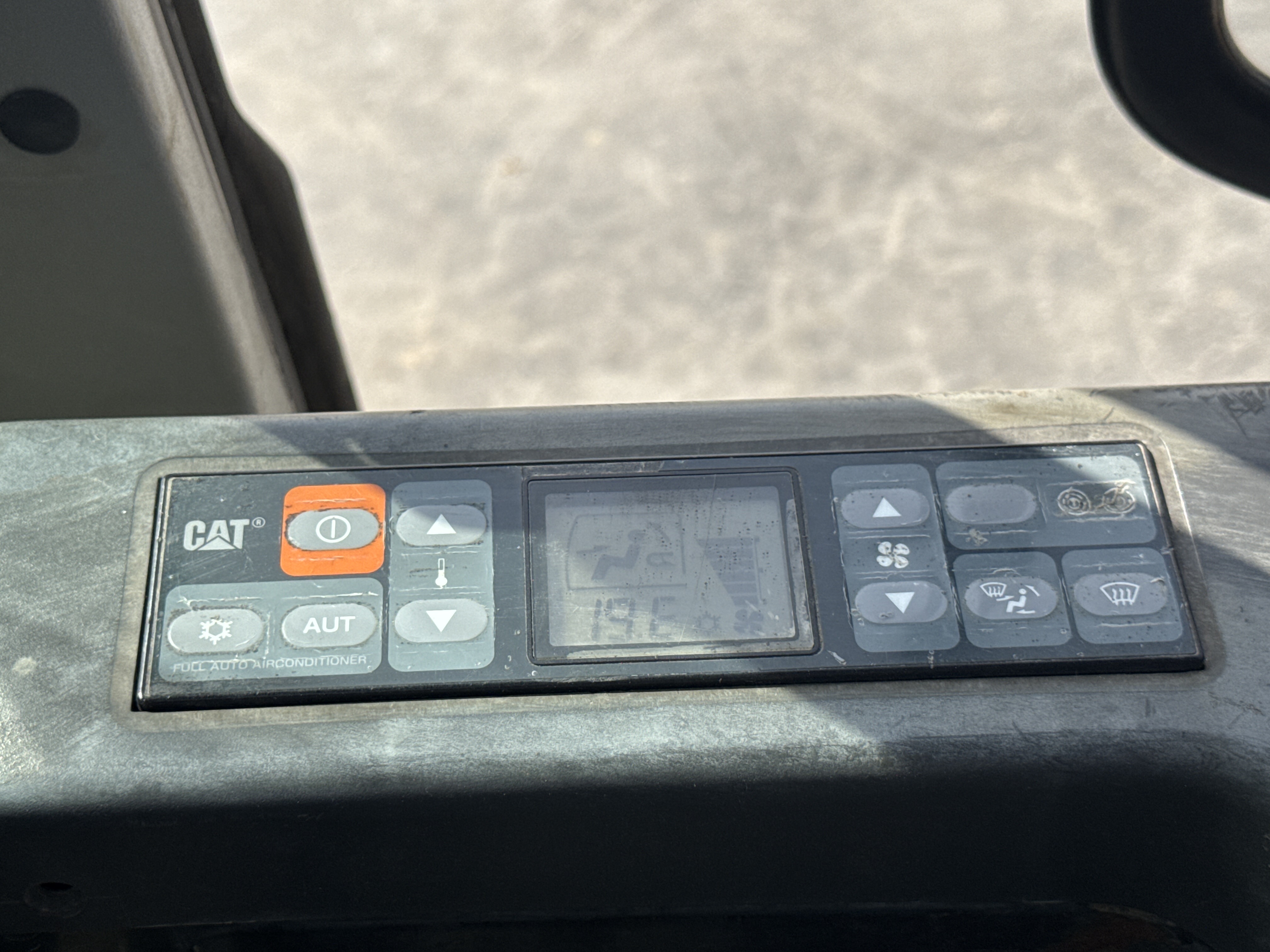 MDX-011-Cat-323D3-Medium-excavators-inspection-Air-conditioning-A/C-control-panel-2